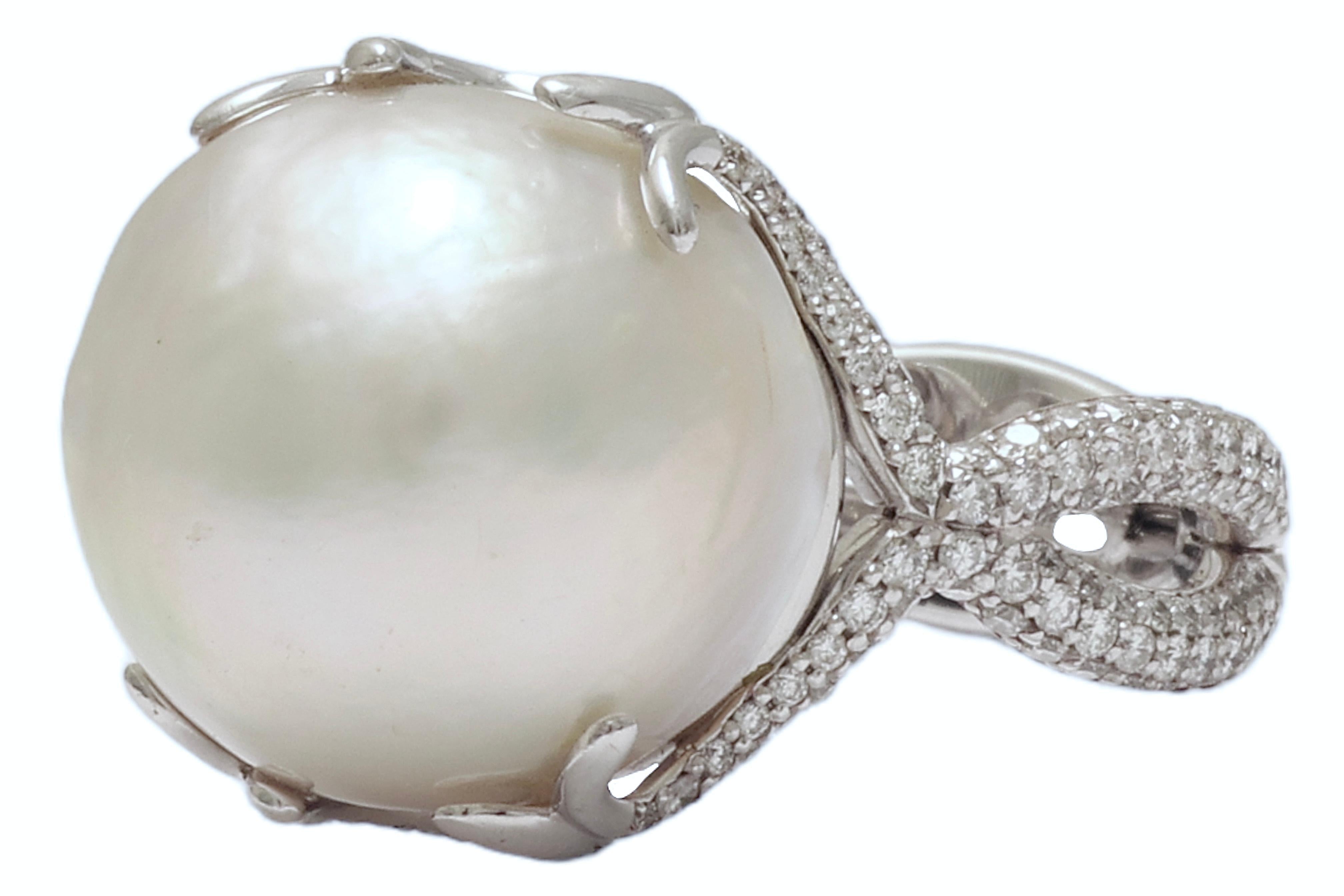 18 Kt Big Baroque Pearl & Pavé set Diamonds Ring

Pearl : Big 14.8 mm Baroque Pearl

Diamonds : 2.06 Ct 

Size : 53 EU /  6 1/2 US ( can be resized for free)

Weight : 11.5 Gram