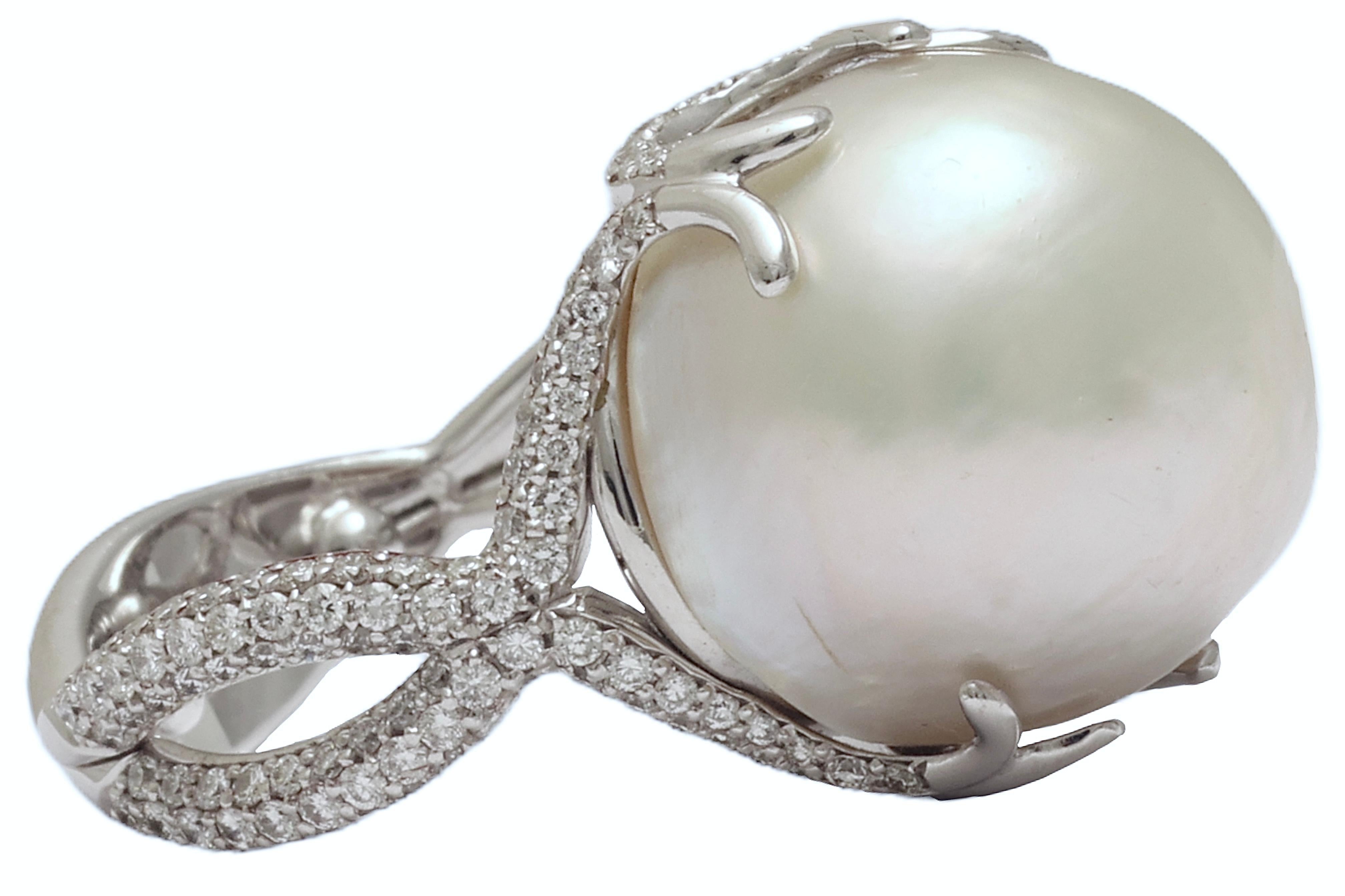 18 Kt Big Baroque 14.8mm Pearl & Pavé set Diamonds Ring In New Condition For Sale In Antwerp, BE