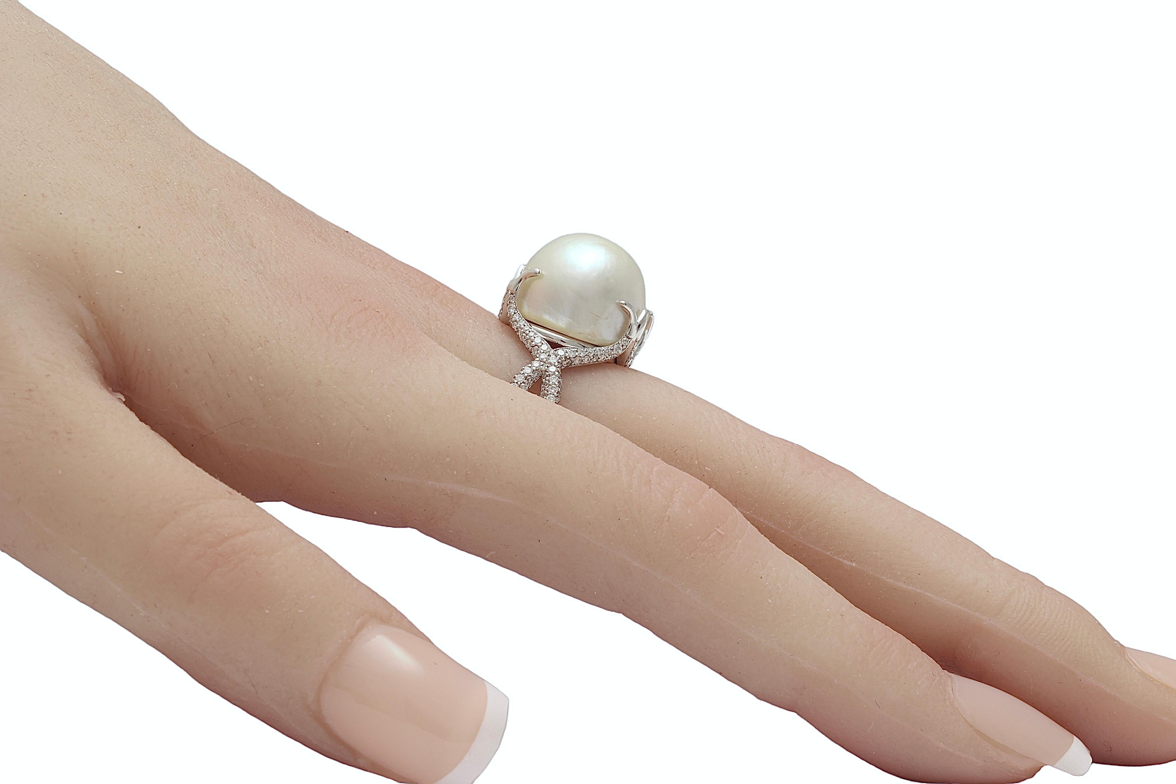 18 Kt Big Baroque 14.8mm Pearl & Pavé set Diamonds Ring For Sale 2