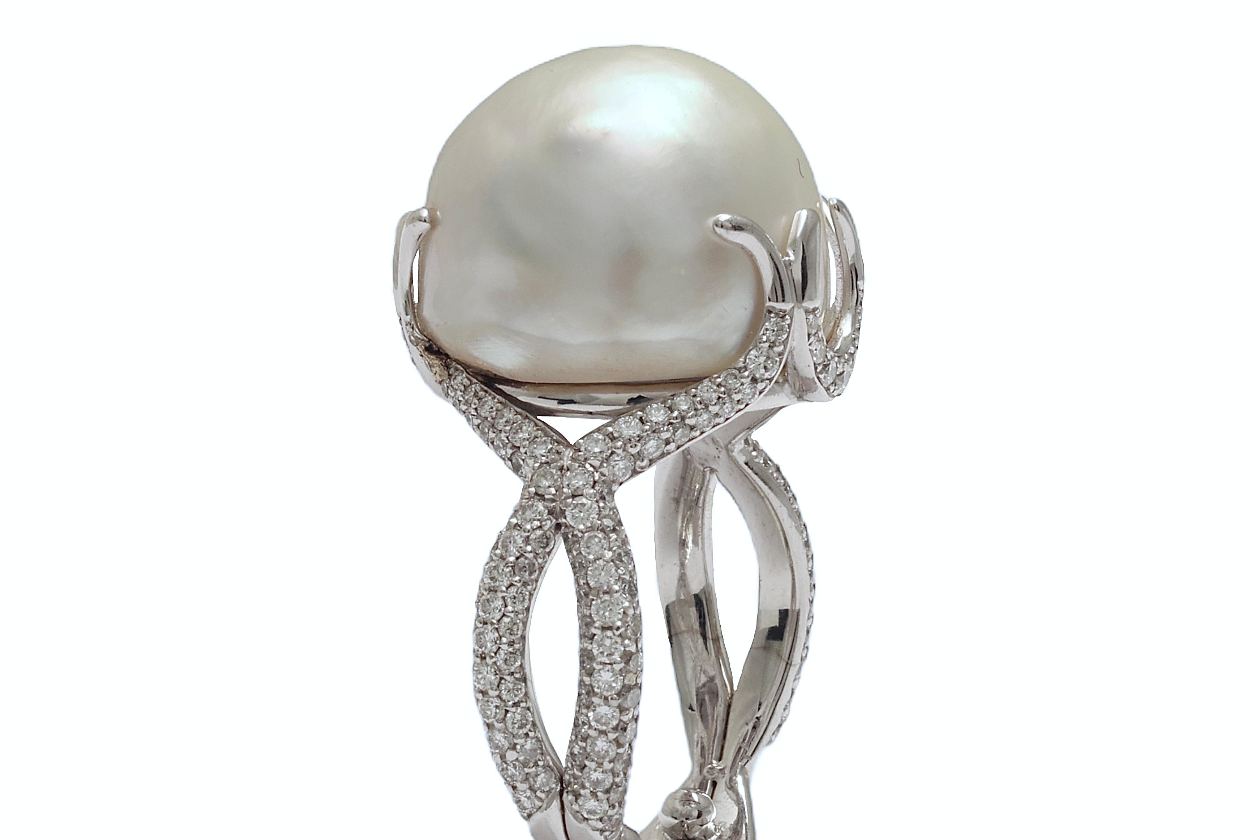 18 Kt Big Baroque 14.8mm Pearl & Pavé set Diamonds Ring For Sale 3