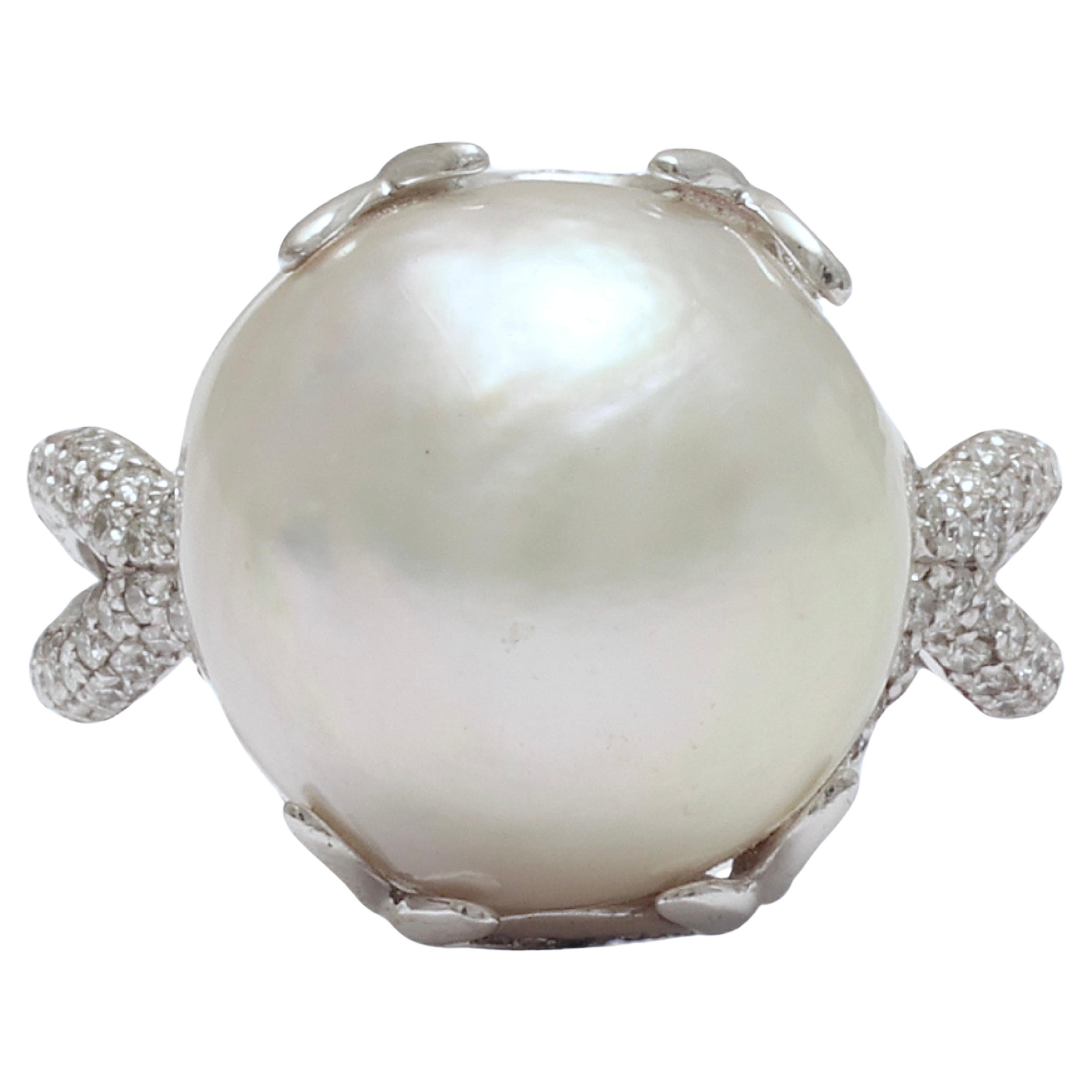 18 Kt Big Baroque 14.8mm Pearl & Pavé set Diamonds Ring For Sale