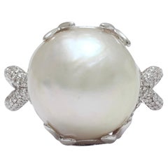 18 Kt Big Baroque 14.8mm Pearl & Pavé set Diamonds Ring