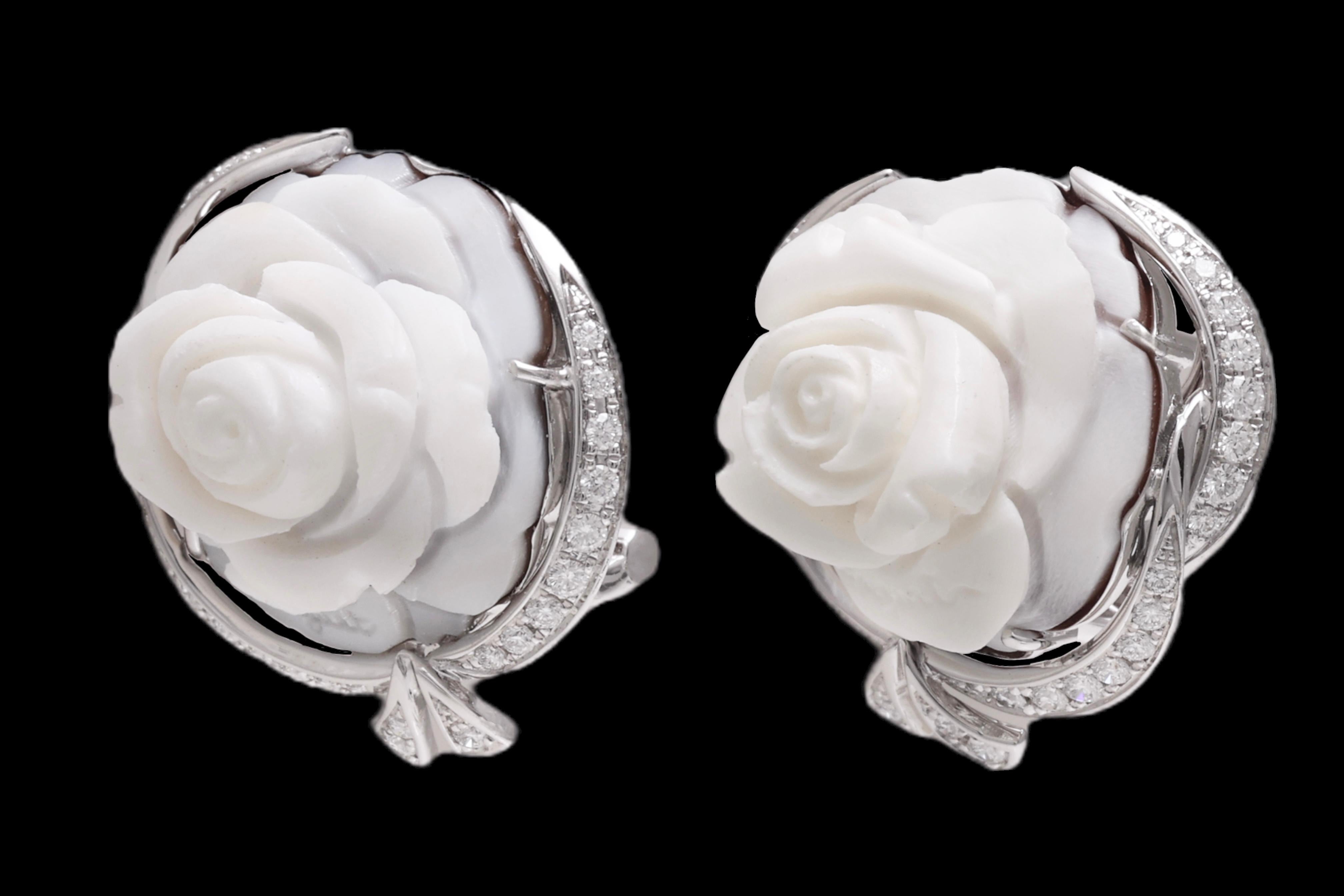 Orecchini di diamanti Breguet 18 Kt con cammeo di fiori

Incredibile e unico!

Orecchini; 20,6 mm x 19,4 mm x 18,0 mm
peso totale degli orecchini: 12.1grammi, 0.425oz 7.7dwt