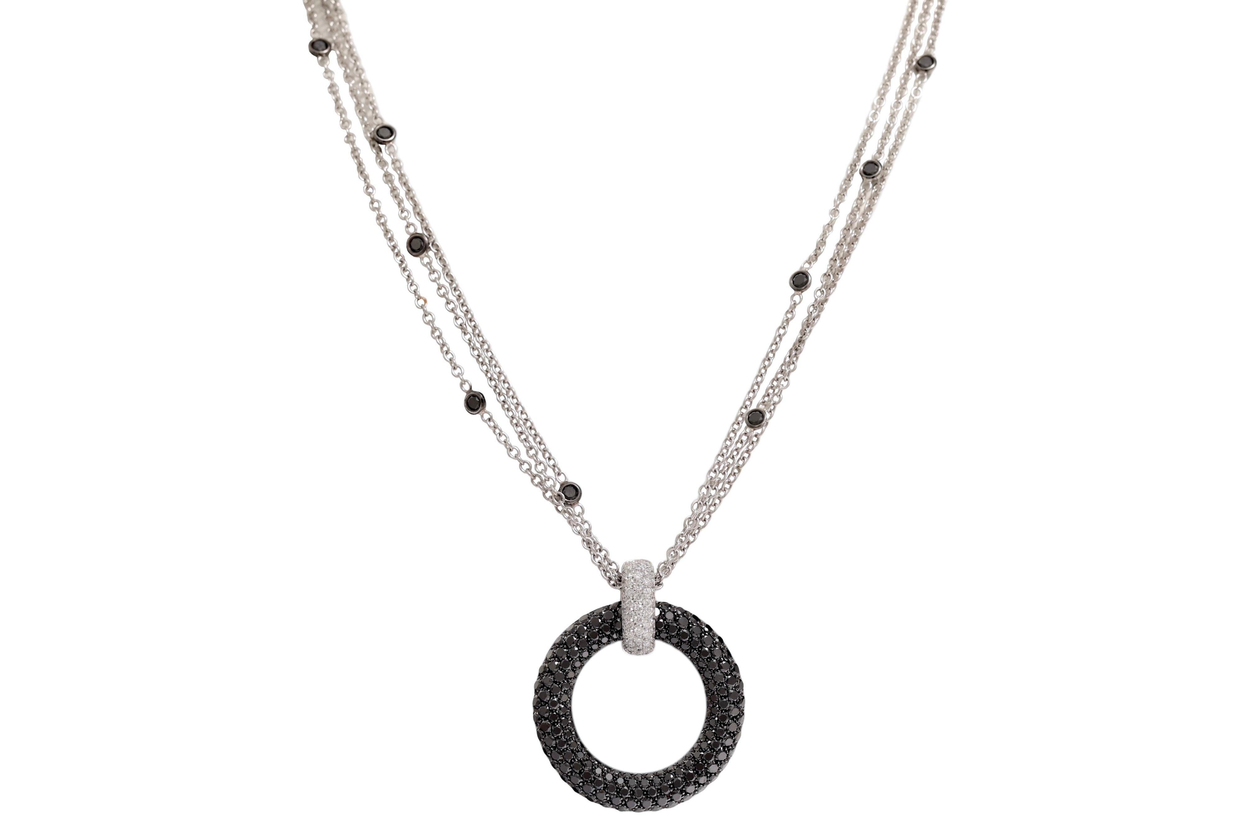 COLLAR DE ORO BLANCO CON DIAMANTES BLANCOS Y NEGROS

MATERIAL: Oro blanco de 18 kt

TAMAÑO COLGANTE: 31,60 mm

PESO: 22,8 gramos / 0,735 oz / 14,70 dwt

DIAMANTES: diamantes negros y blancos (juntos aprox. 6,46 qts)

 