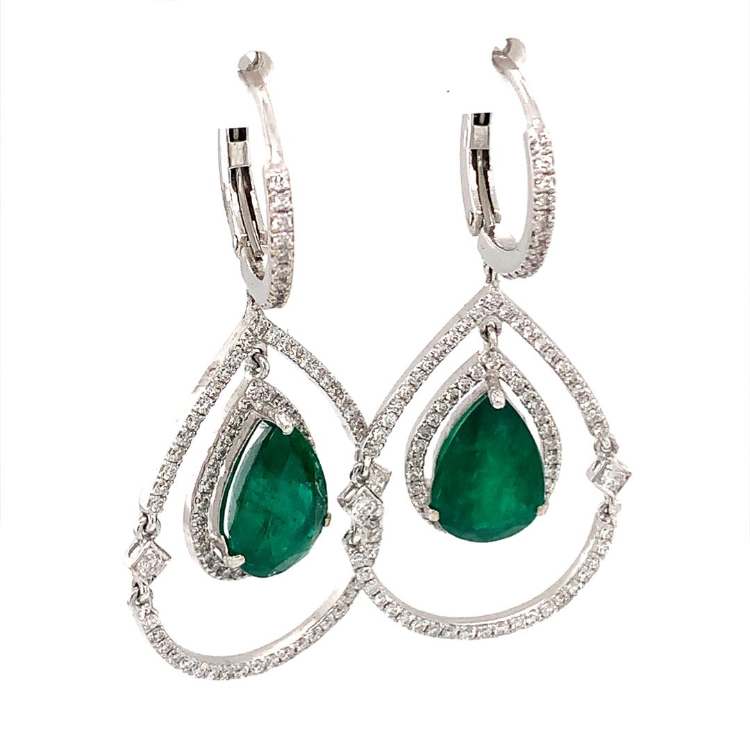 Mixed Cut 18-kt diamond and emerald hoop dangle earrings For Sale