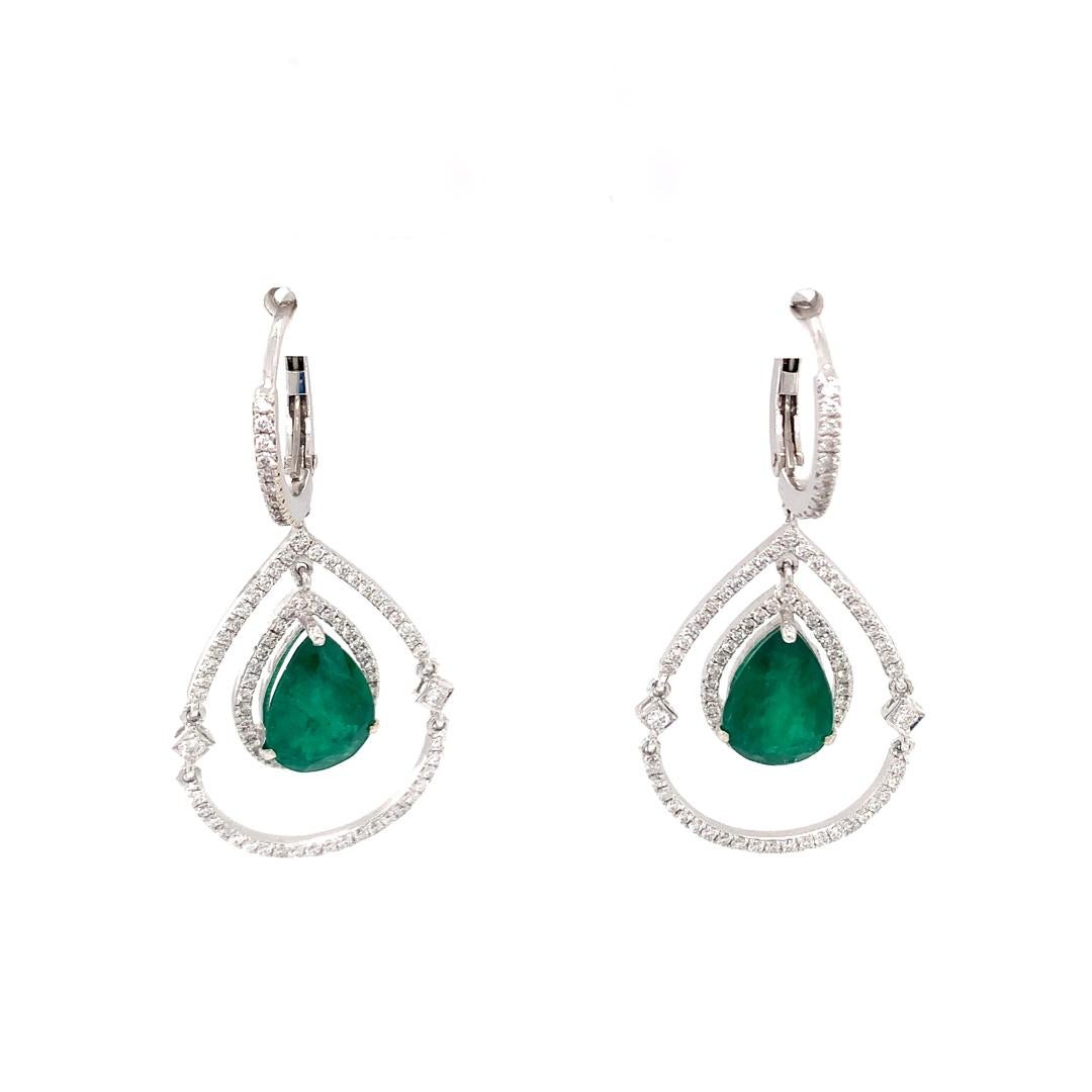 18-kt diamond and emerald hoop dangle earrings In New Condition For Sale In New York, NY