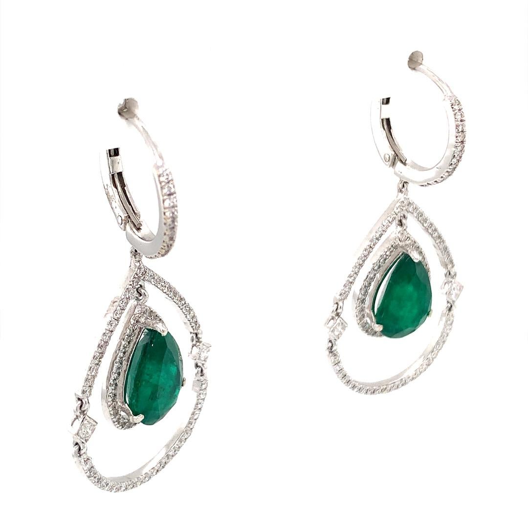 Women's 18-kt diamond and emerald hoop dangle earrings For Sale