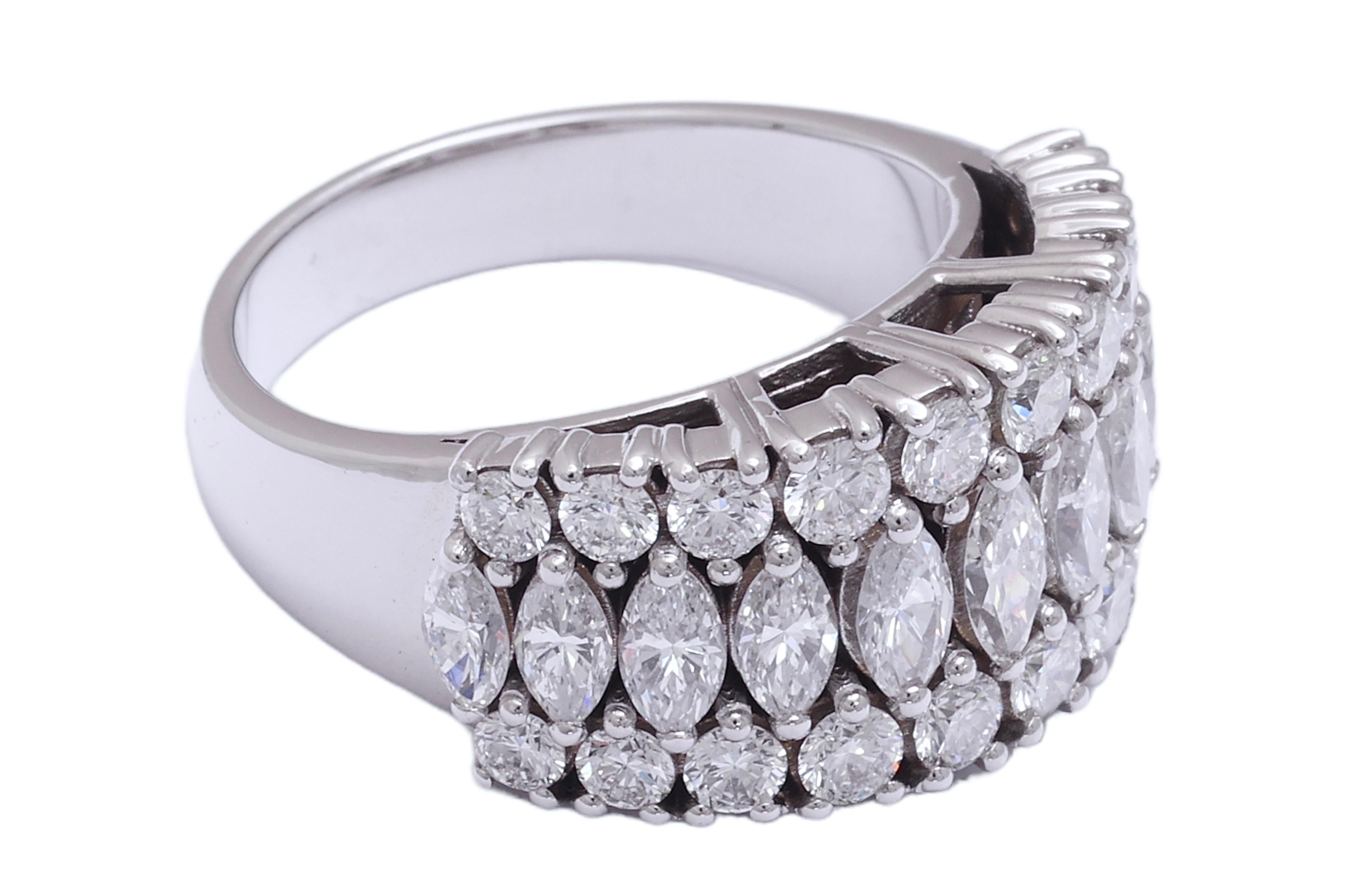 18 kt. Elegant & Luxurious Ring With 2.60 ct. Marquise & Brilliant Cut Diamond For Sale 6