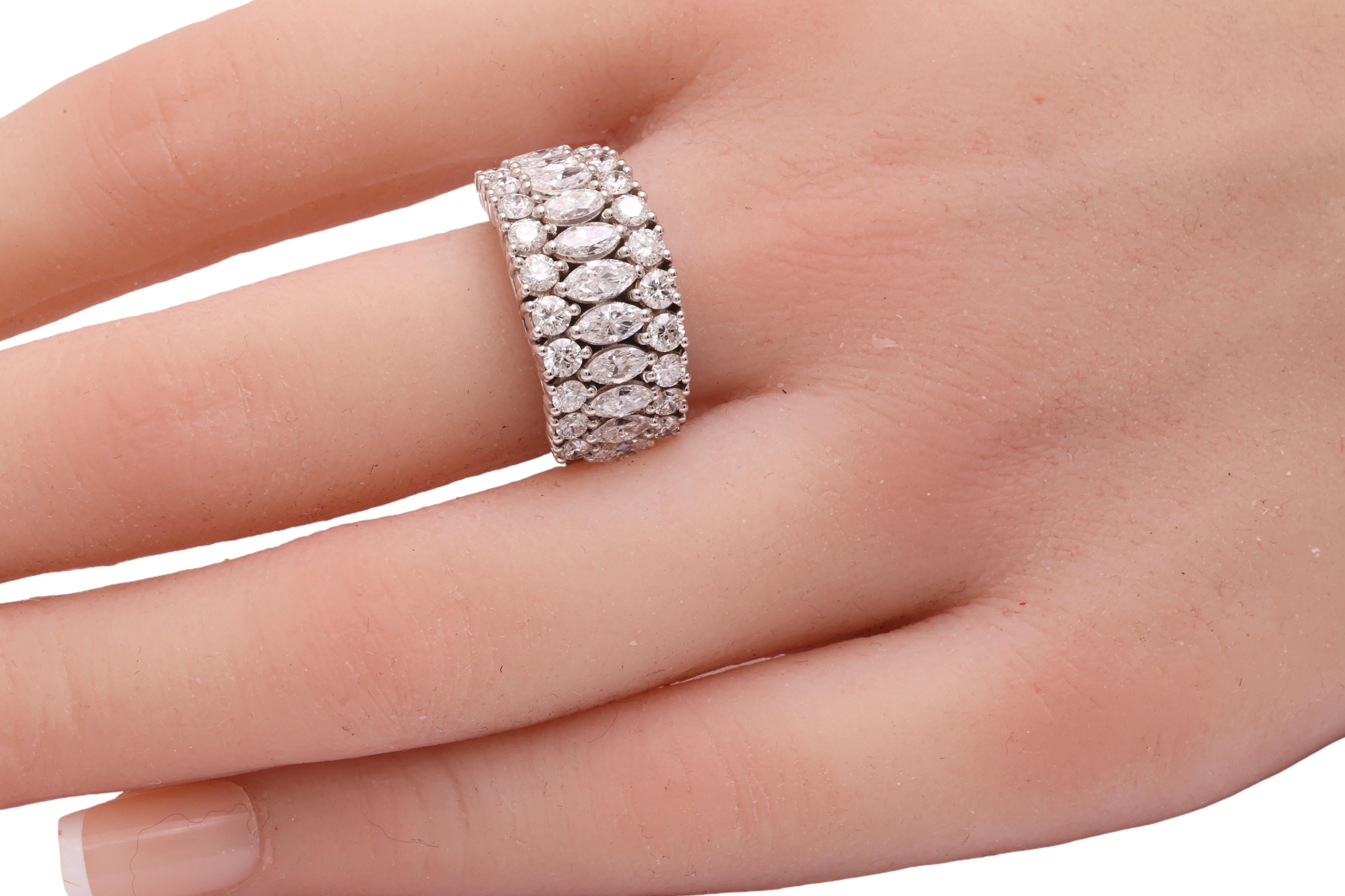 18 kt. Eleganter und luxuriöser Ring mit 2,60 ct. Diamant im Marquise- und Brillantschliff im Angebot 9