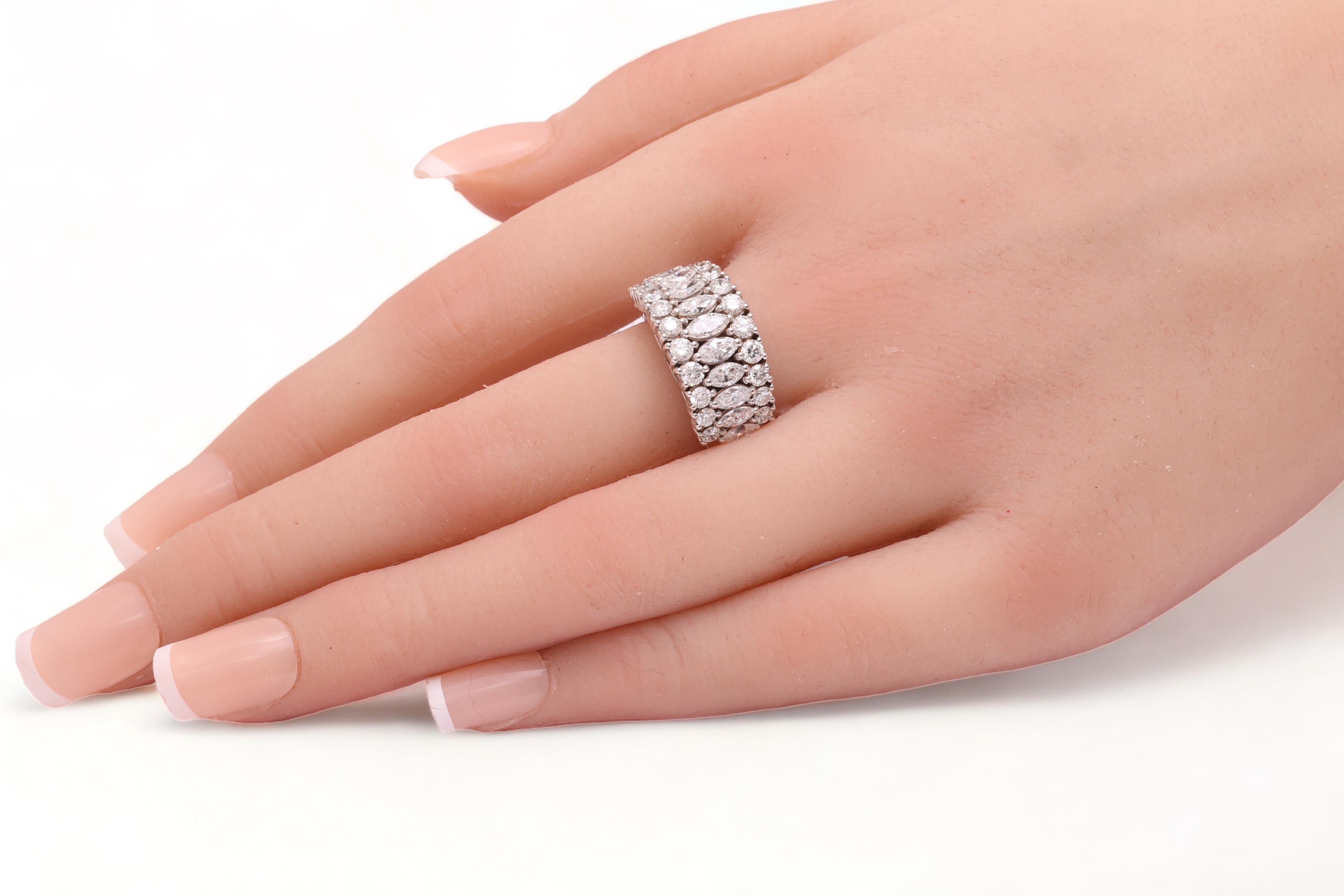 18 kt. Eleganter und luxuriöser Ring mit 2,60 ct. Diamant im Marquise- und Brillantschliff im Angebot 10