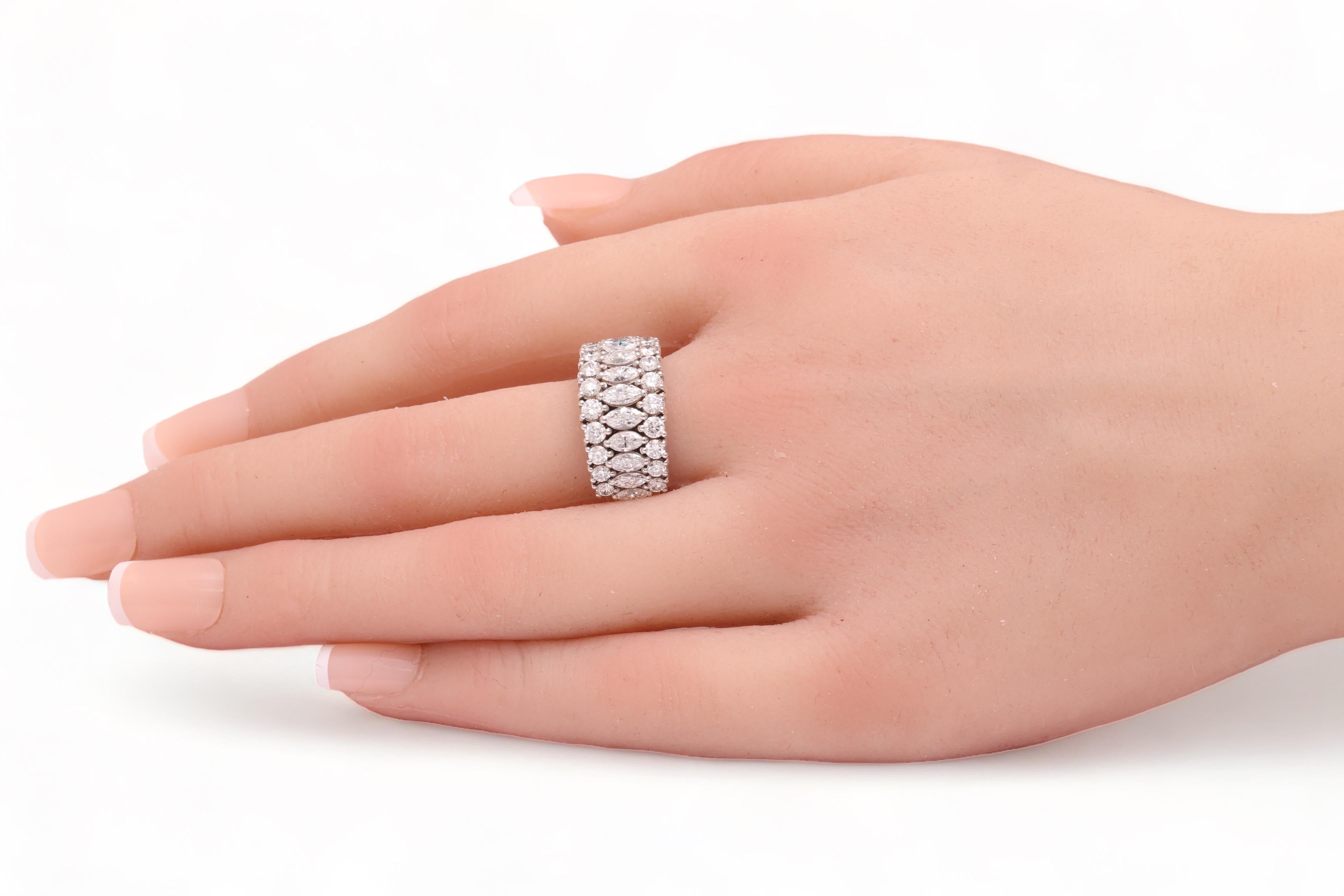 18 kt. Eleganter und luxuriöser Ring mit 2,60 ct. Diamant im Marquise- und Brillantschliff im Angebot 11