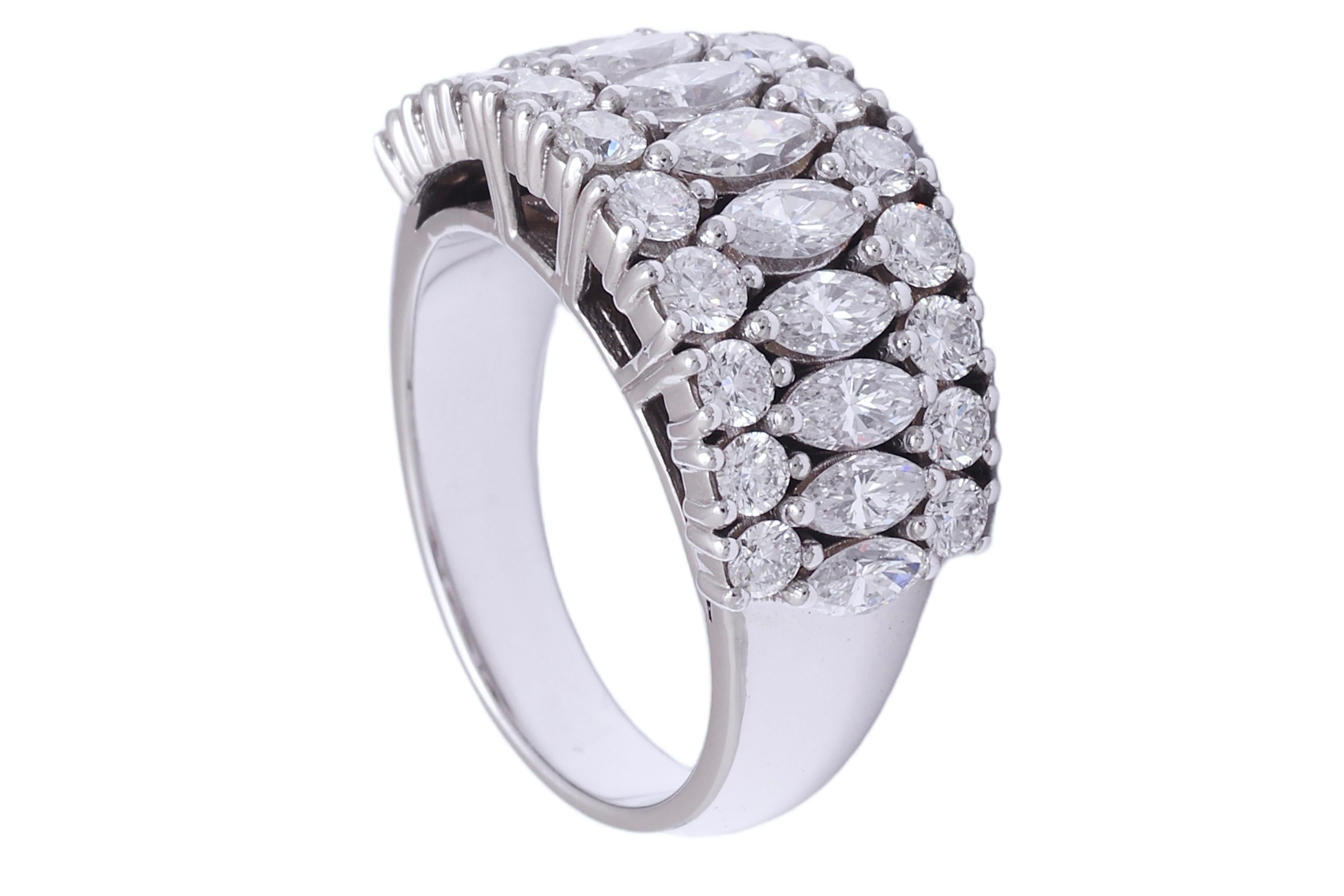 18 kt. Elegant & Luxurious Wedding Ring With 1.18 ct. Brilliant cut & 1.43 ct. Marquise Cut Diamonds, Total 2.61 Ct Diamonds

Diamonds: Brilliant cut diamonds together approx. 1.18 ct. Marquise cut diamonds together approx. 1.43 ct.

Material: 18