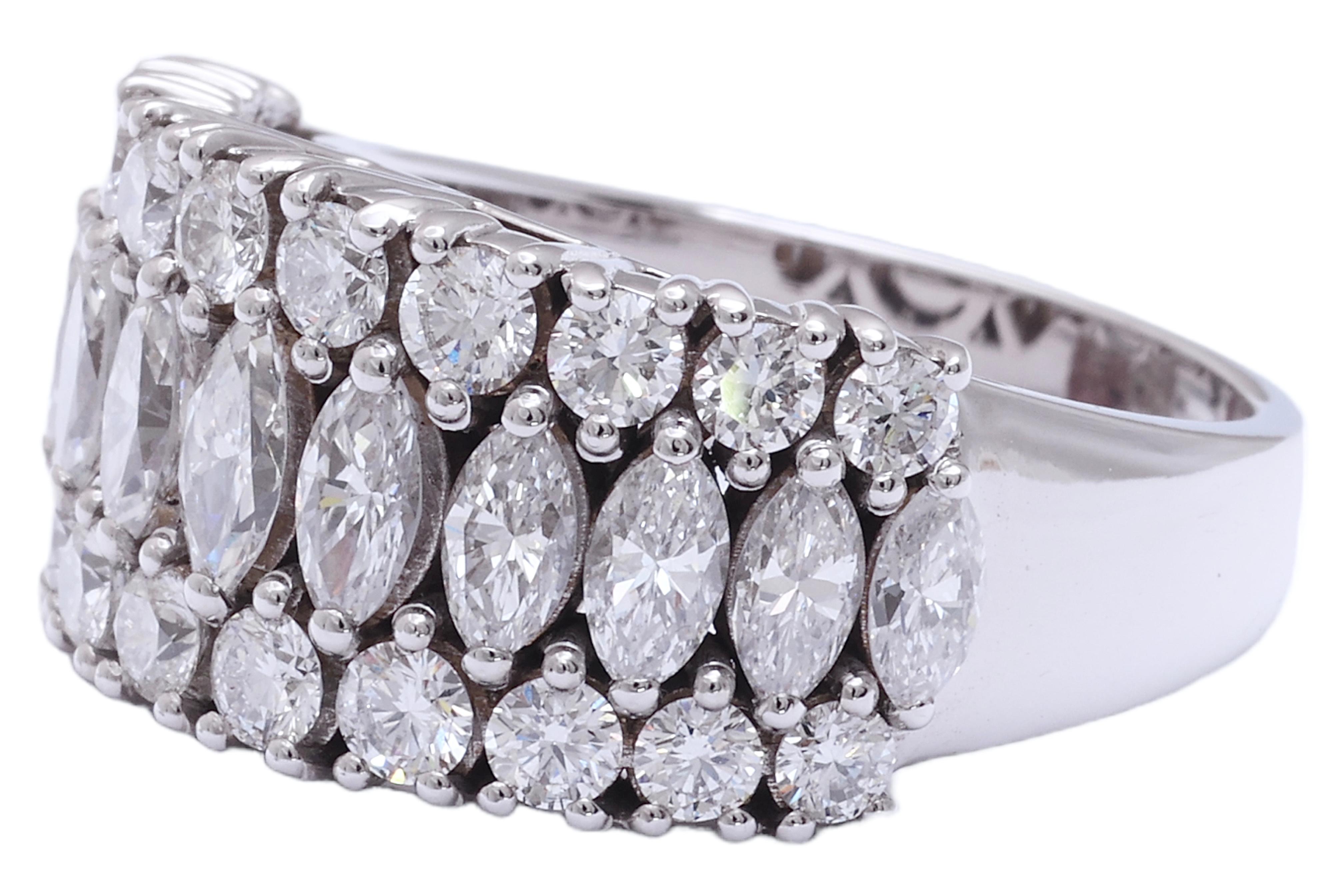 Artisan 18 kt. Elegant & Luxurious Ring With 2.60 ct. Marquise & Brilliant Cut Diamond For Sale
