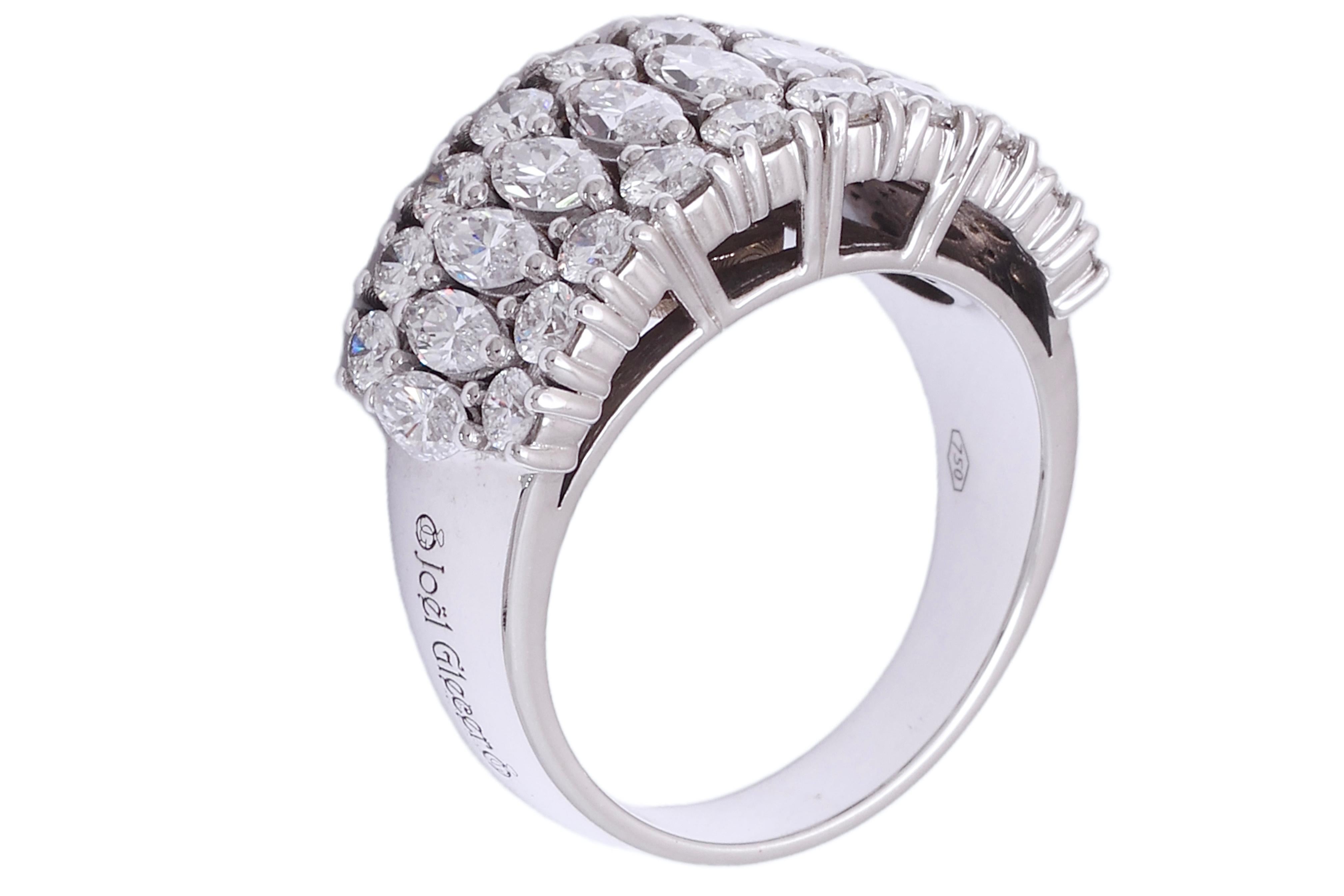 Marquise Cut 18 kt. Elegant & Luxurious Ring With 2.60 ct. Marquise & Brilliant Cut Diamond For Sale