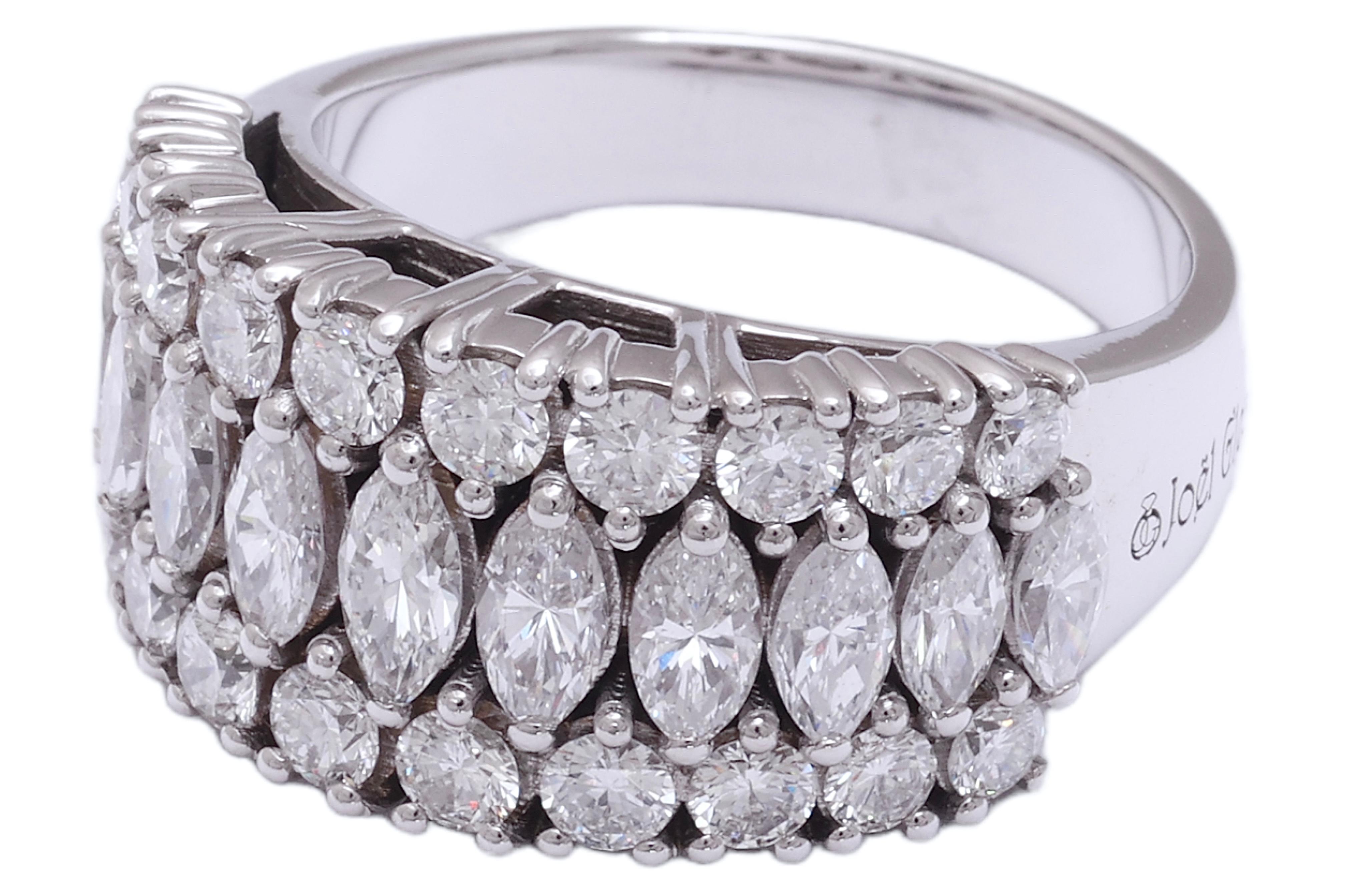 18 kt. Elegant & Luxurious Ring With 2.60 ct. Marquise & Brilliant Cut Diamond In New Condition For Sale In Antwerp, BE