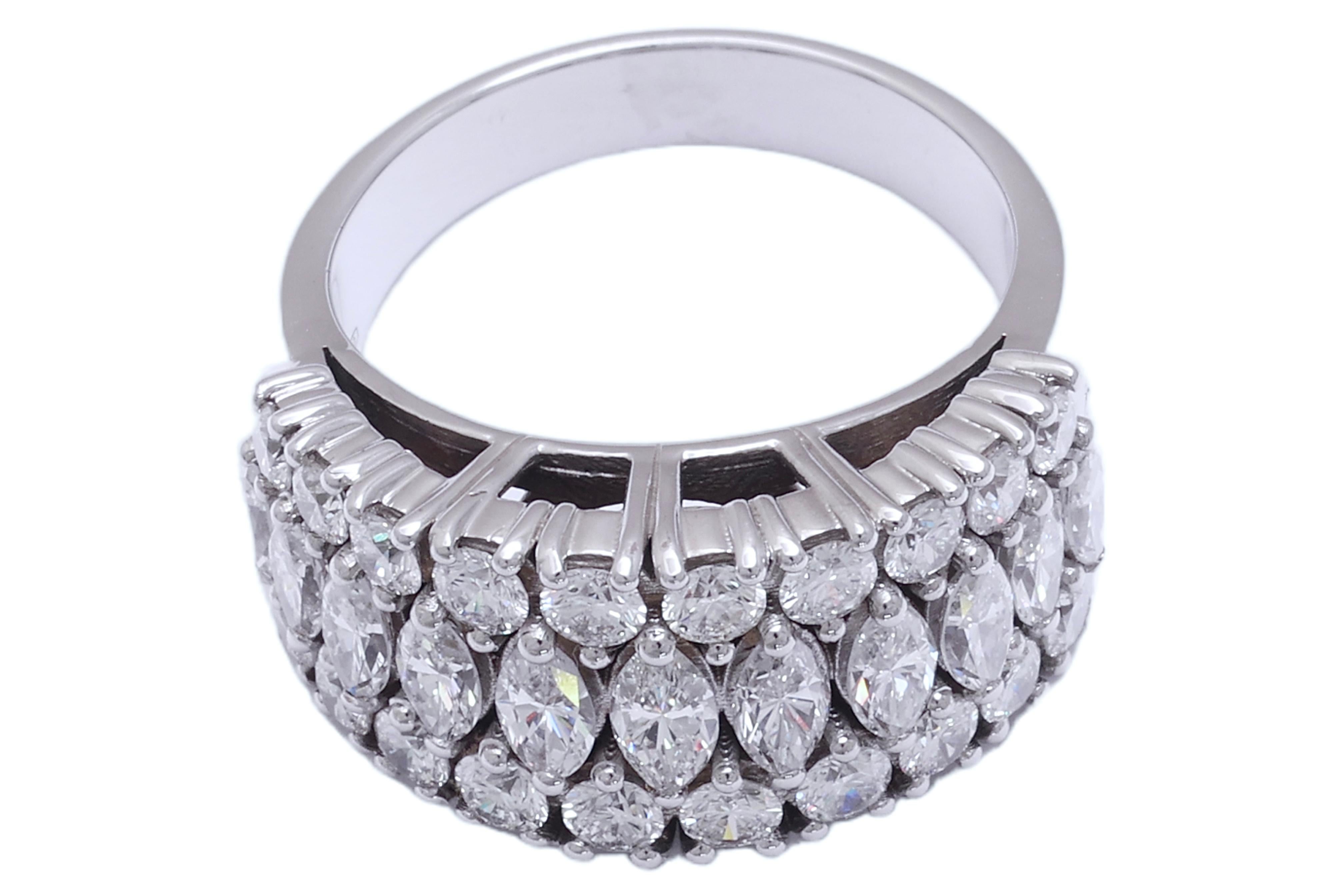 18 kt. Eleganter und luxuriöser Ring mit 2,60 ct. Diamant im Marquise- und Brillantschliff im Angebot 3