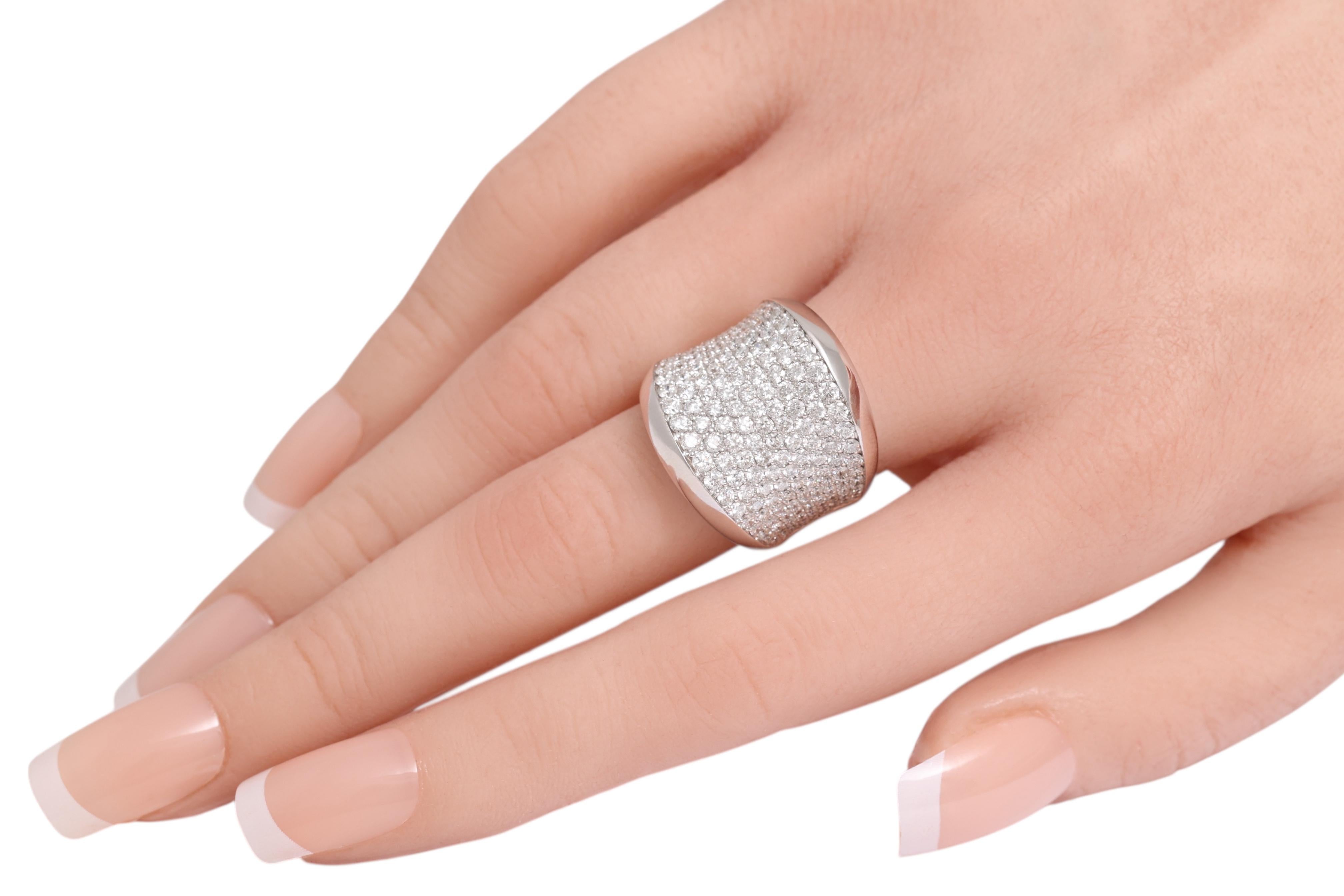 Bague moderne 18 Kt avec pavé de diamants en vente 5