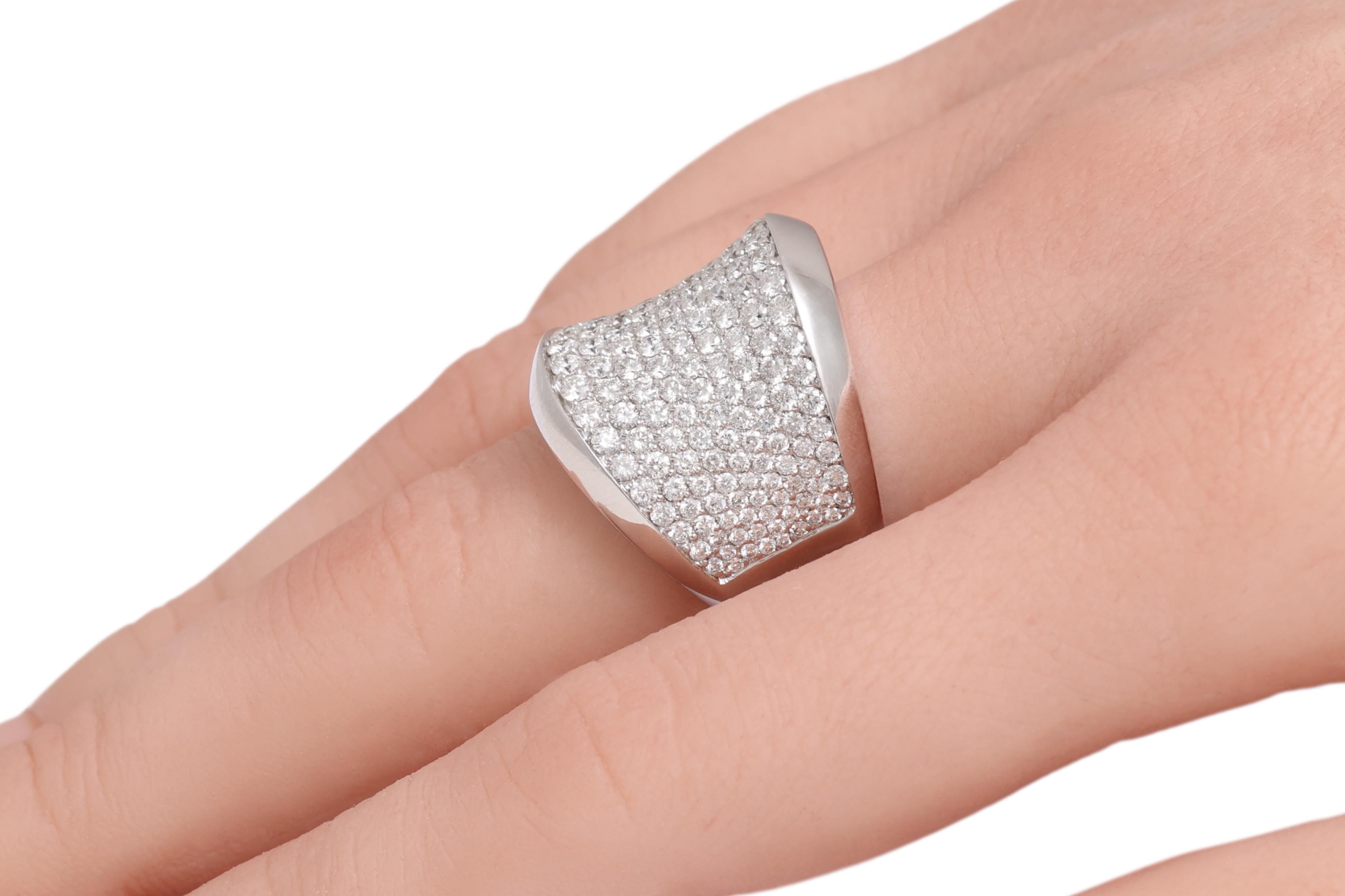 Bague moderne 18 Kt avec pavé de diamants en vente 6