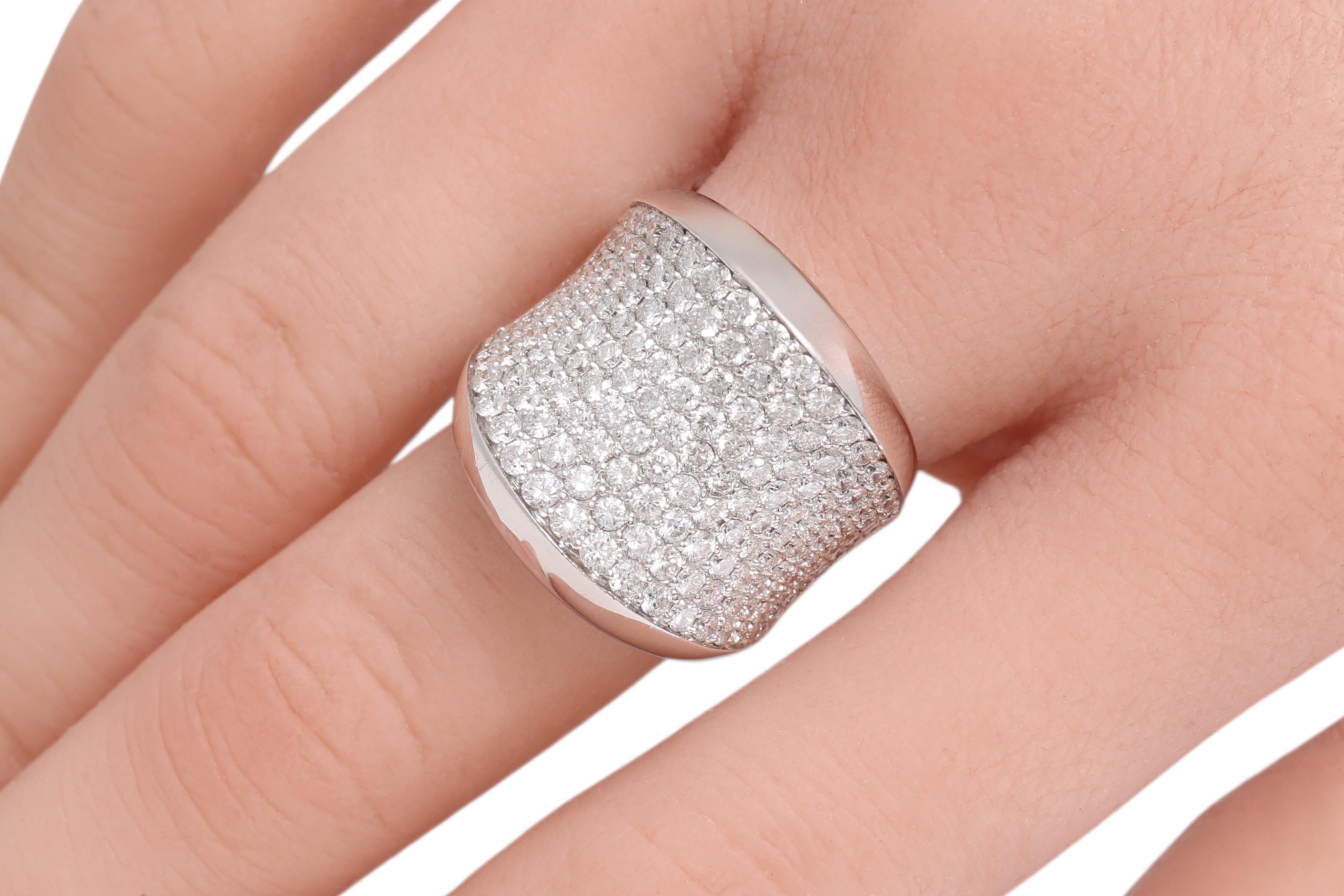 Bague moderne 18 Kt avec pavé de diamants en vente 7
