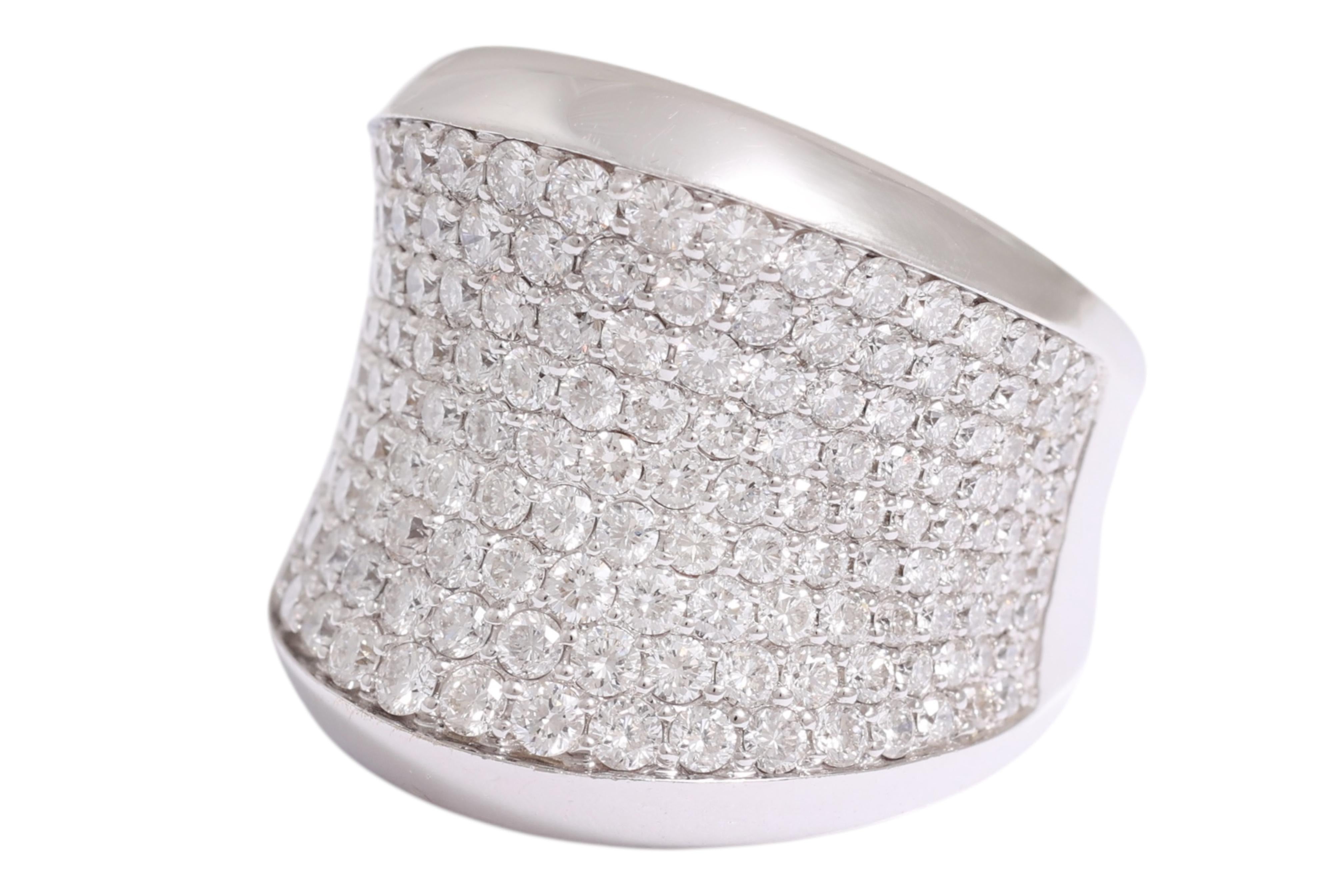Bague en or blanc 18 KT DIAMANTS DE PAVE

MATERIAL : or blanc 18 carats

DIAMANTS : b 3.30, Couleur E/F, Pureté VVS/VS

Poids : 22,70 gr

TAILLE DE LA BAGUE : EU 54