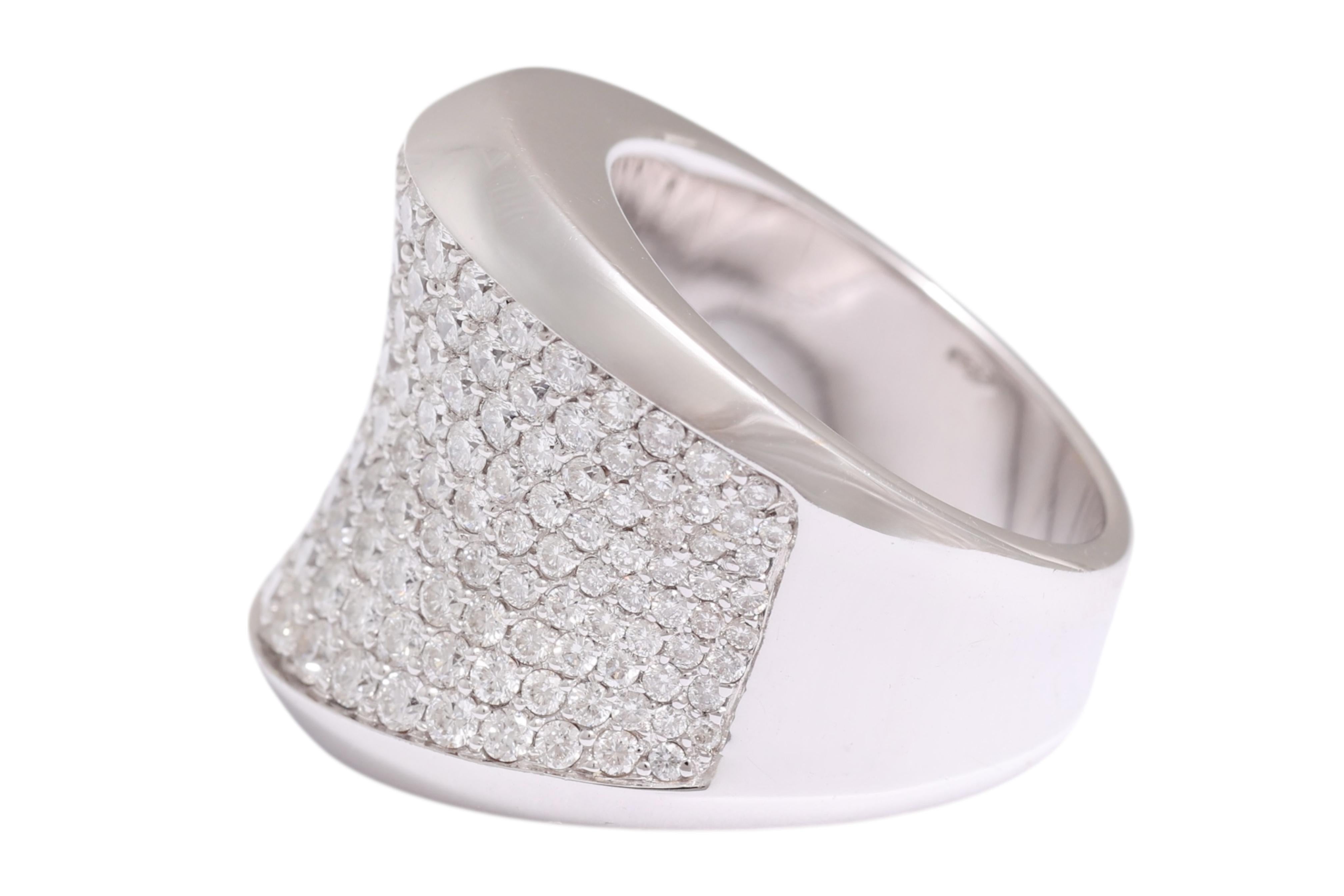 Moderne Bague moderne 18 Kt avec pavé de diamants en vente