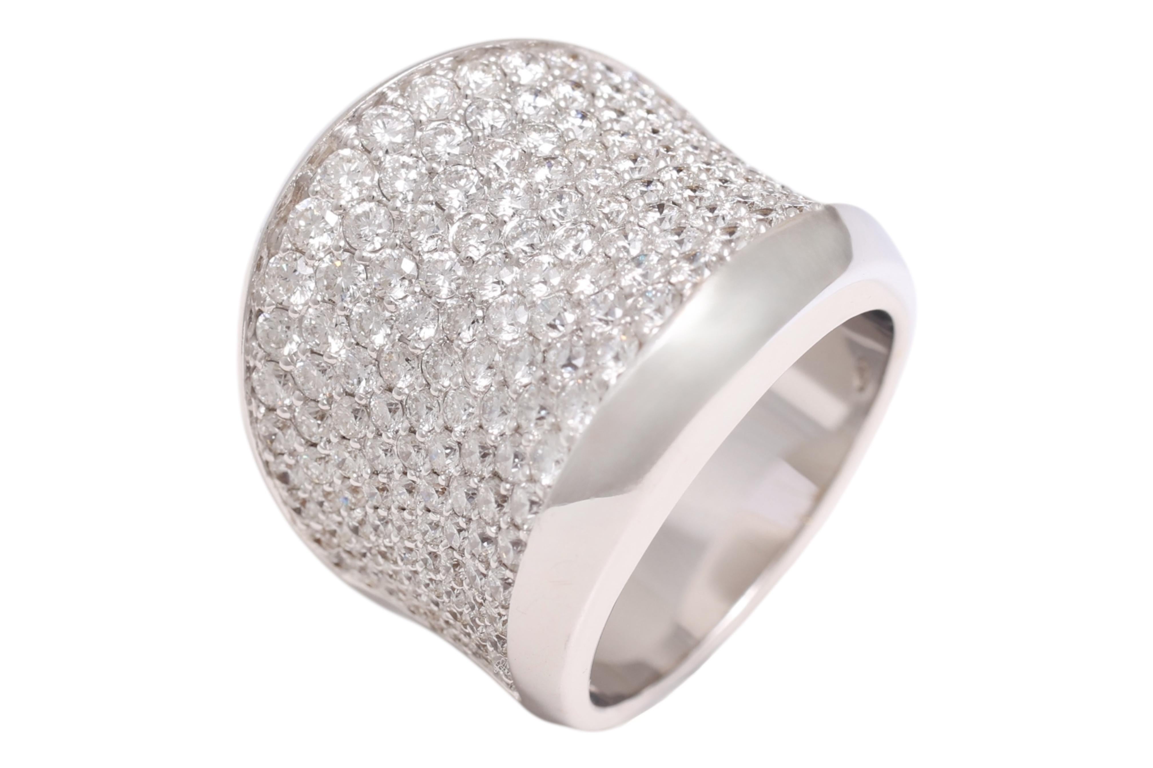 Taille brillant Bague moderne 18 Kt avec pavé de diamants en vente