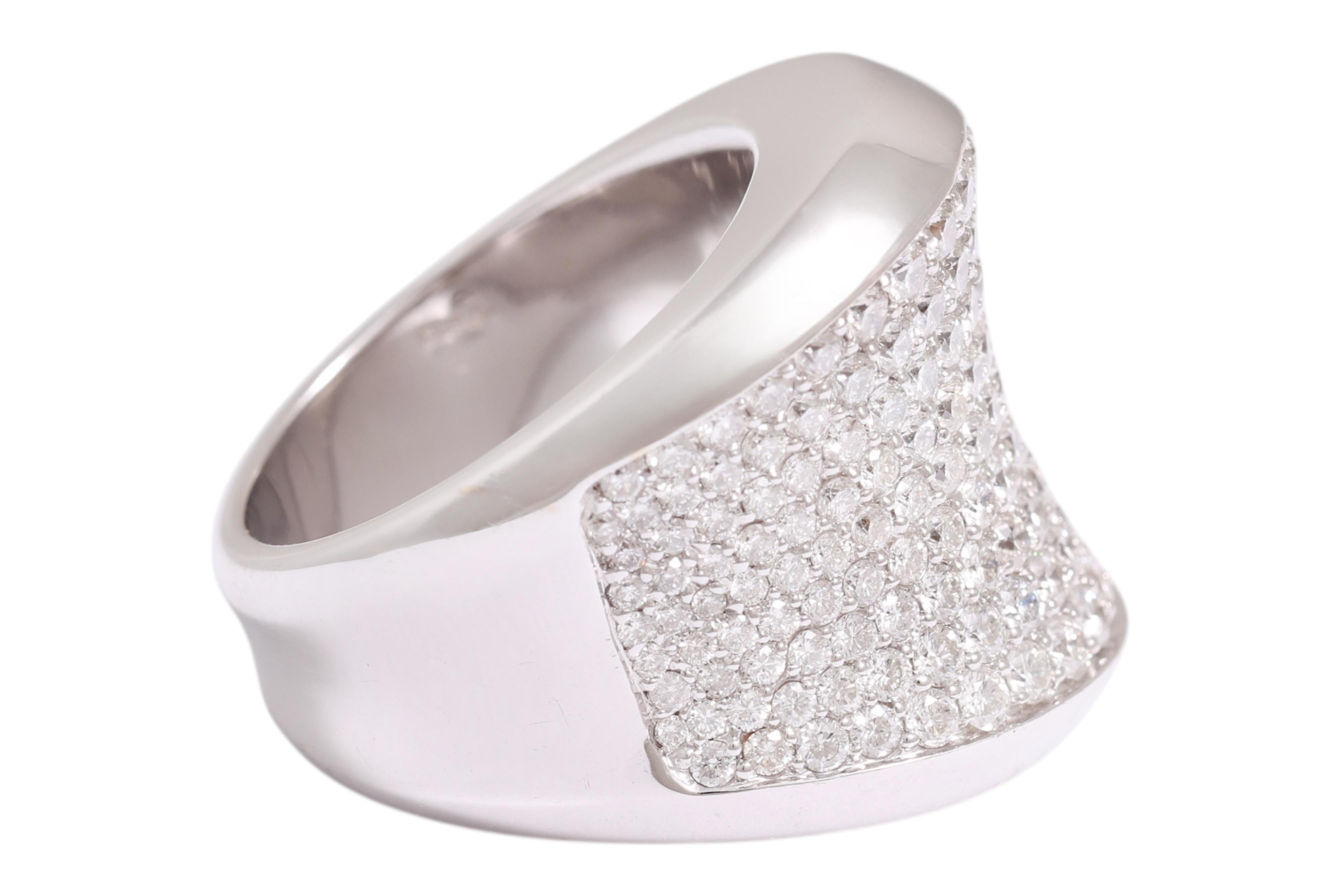 Bague moderne 18 Kt avec pavé de diamants Unisexe en vente