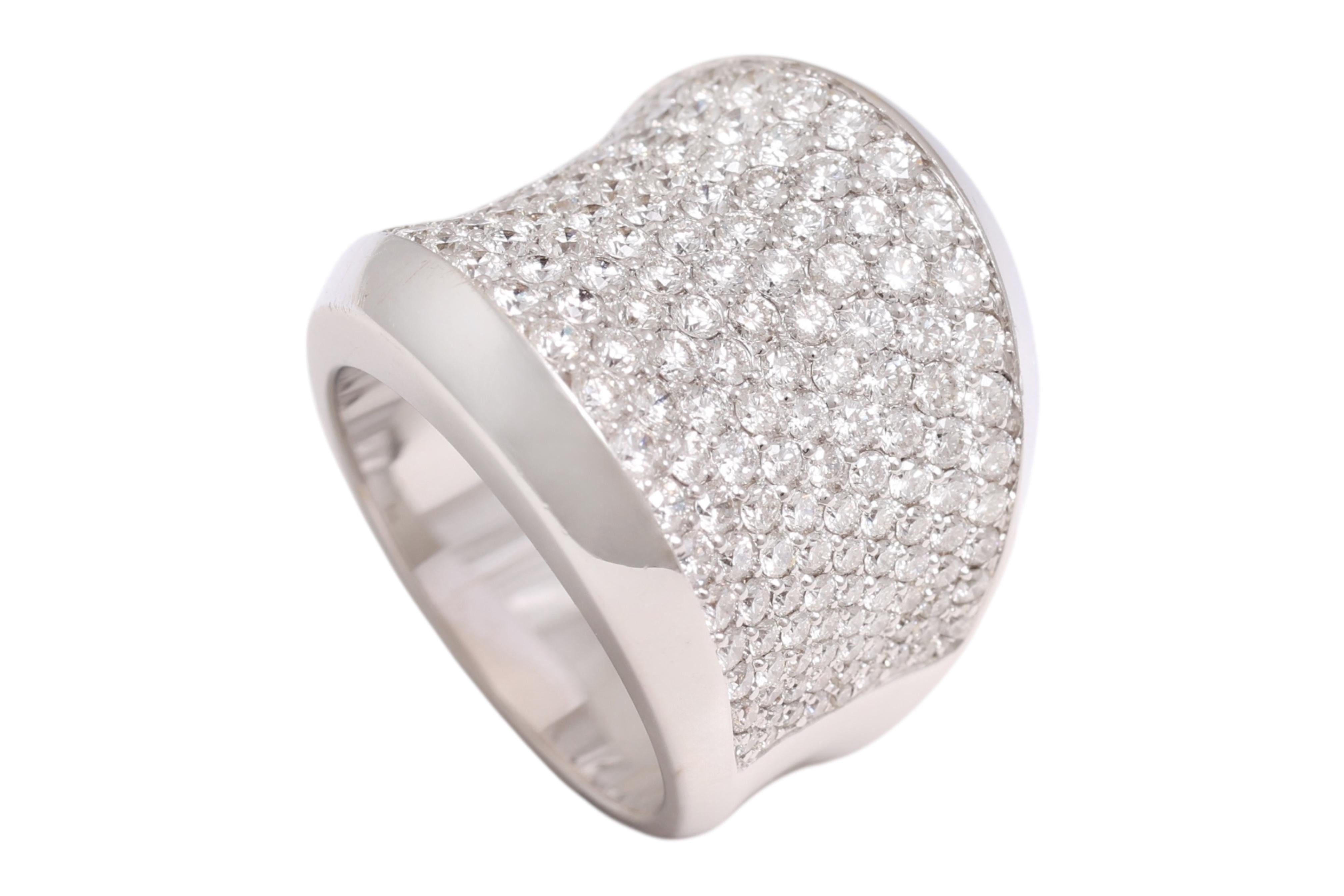 Bague moderne 18 Kt avec pavé de diamants en vente 1