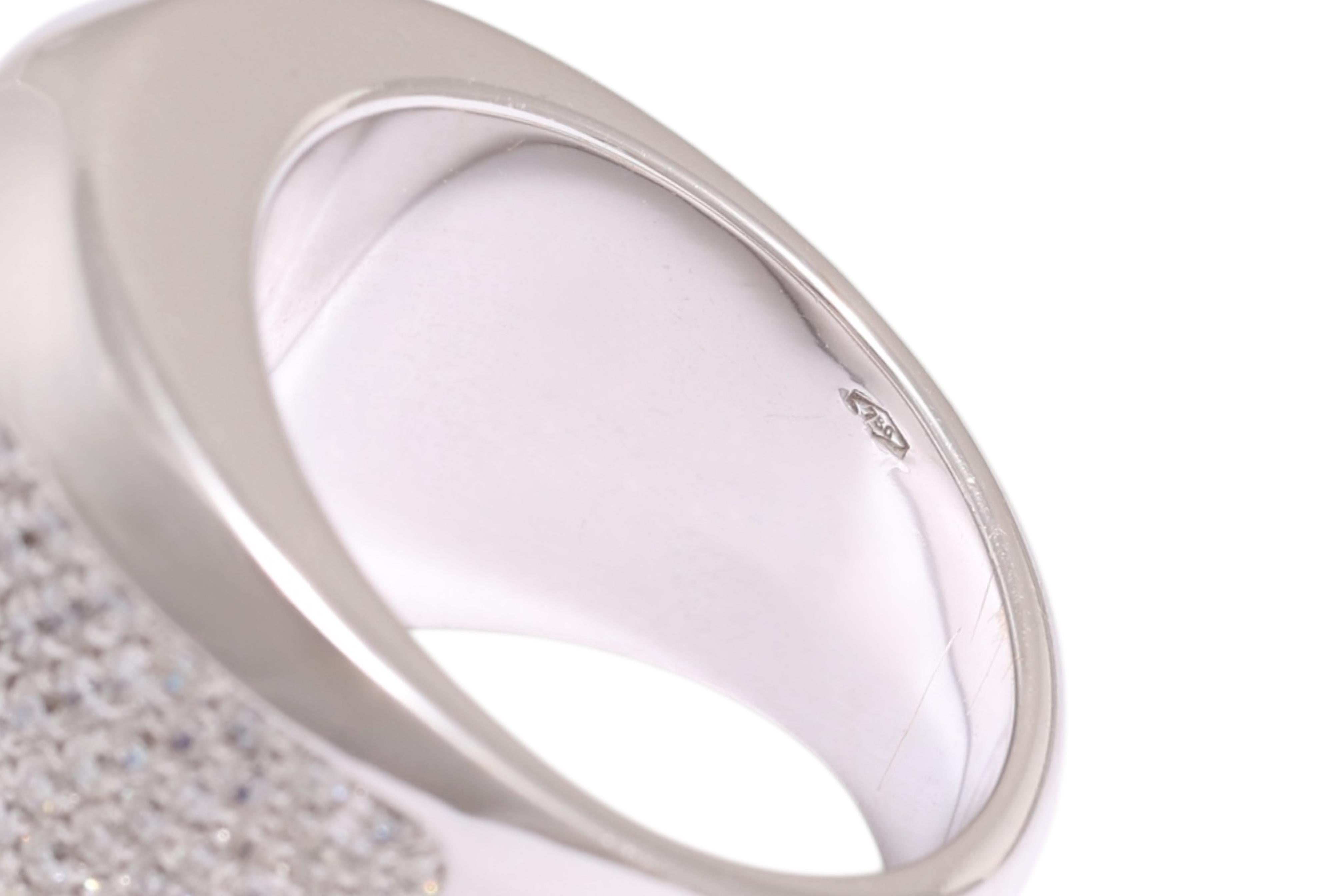 Bague moderne 18 Kt avec pavé de diamants en vente 2