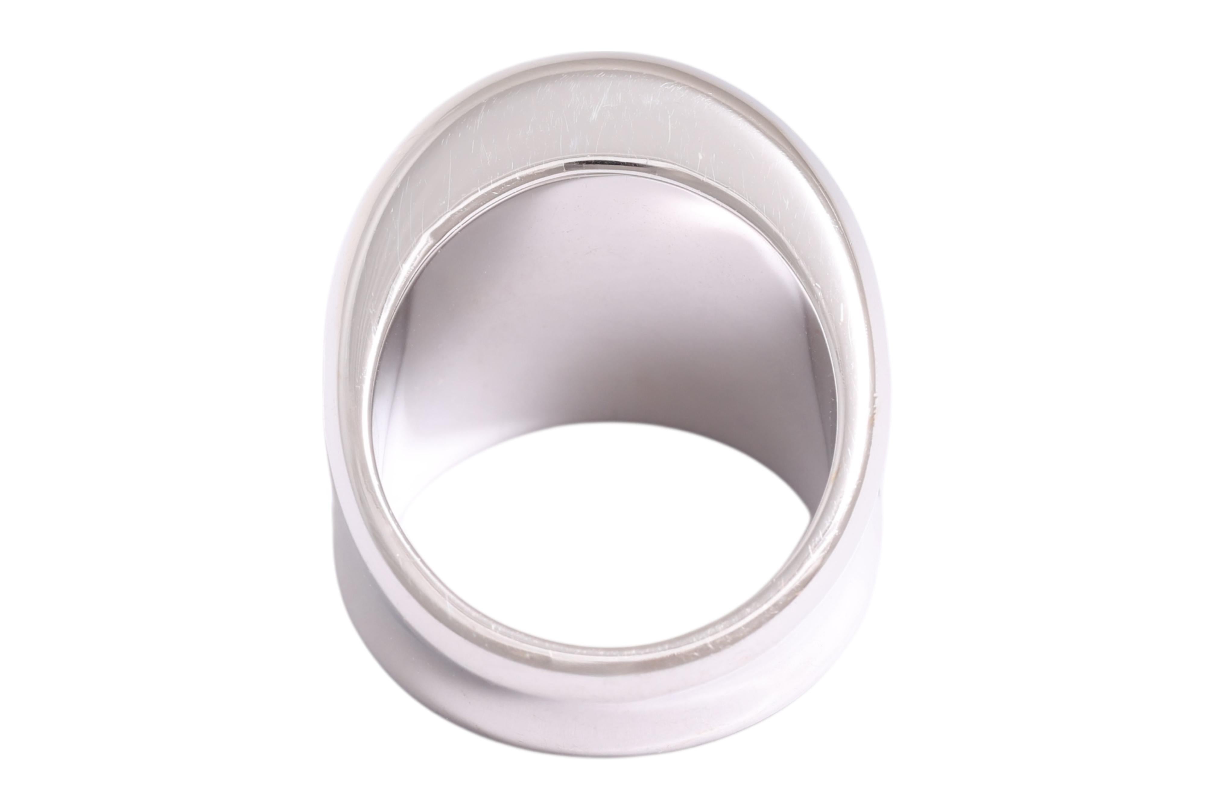 Bague moderne 18 Kt avec pavé de diamants en vente 3