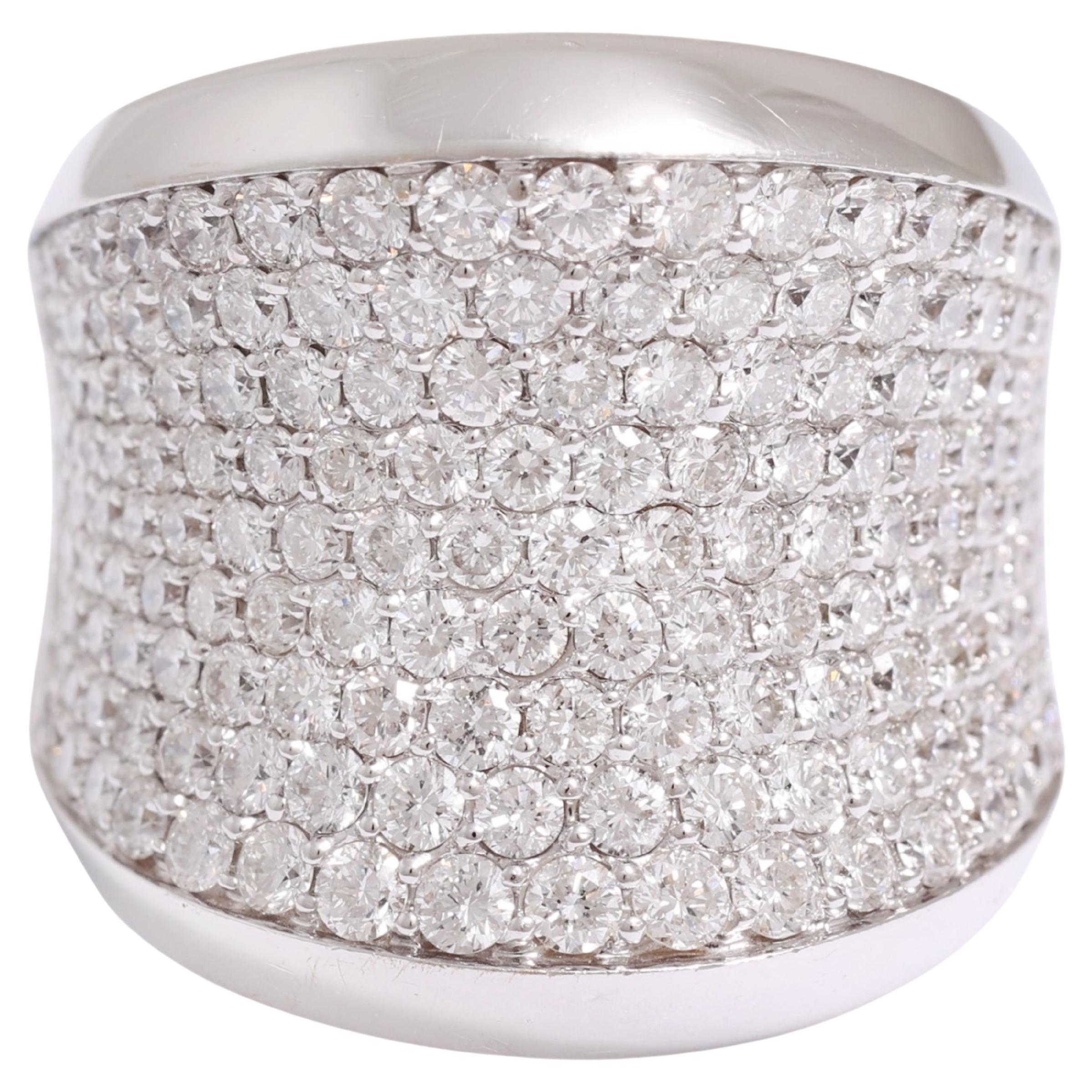 Bague moderne 18 Kt avec pavé de diamants en vente