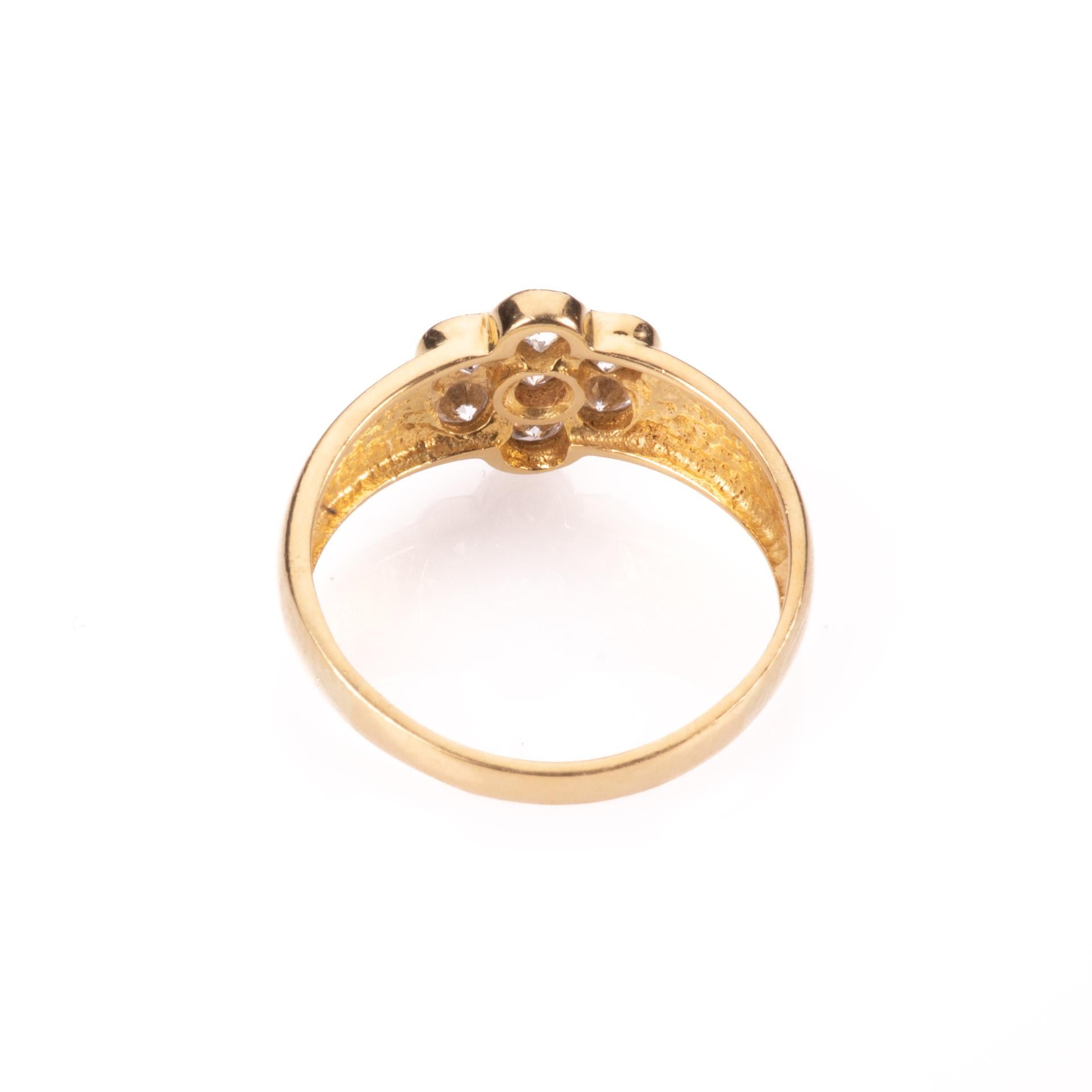 18 Kt Gold 1ct Diamond Cluster Ring For Sale 1