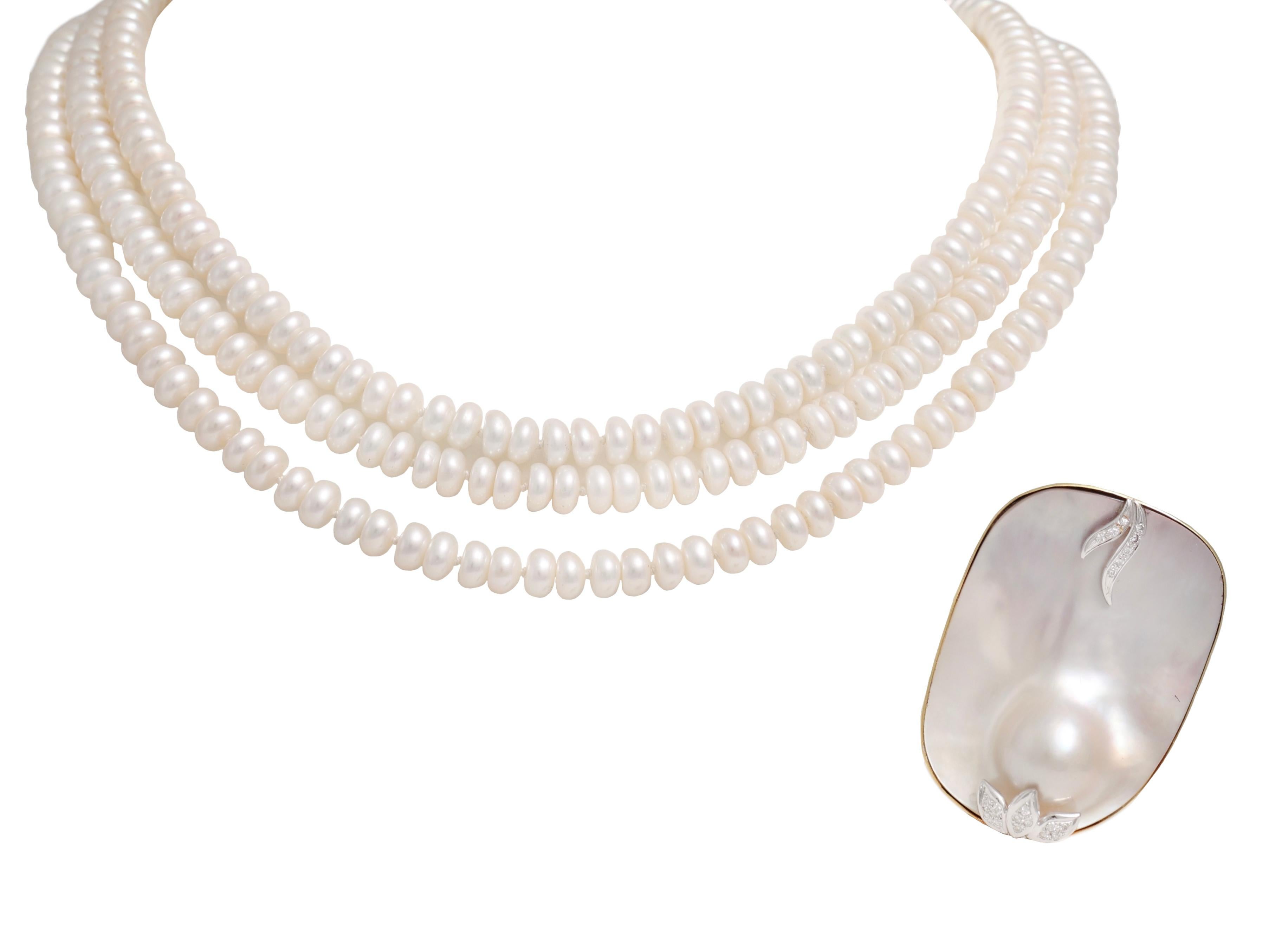 Superbe collier de perles en or jaune 18 carats avec un superbe pendentif en nacre serti de diamants.

Estampillé et testé pour l'or jaune 18 carats

Poids total : 104,6 grammes

Longueur des perles : 48 cm

Taille du pendentif : 34,9 x 47,5 mm

