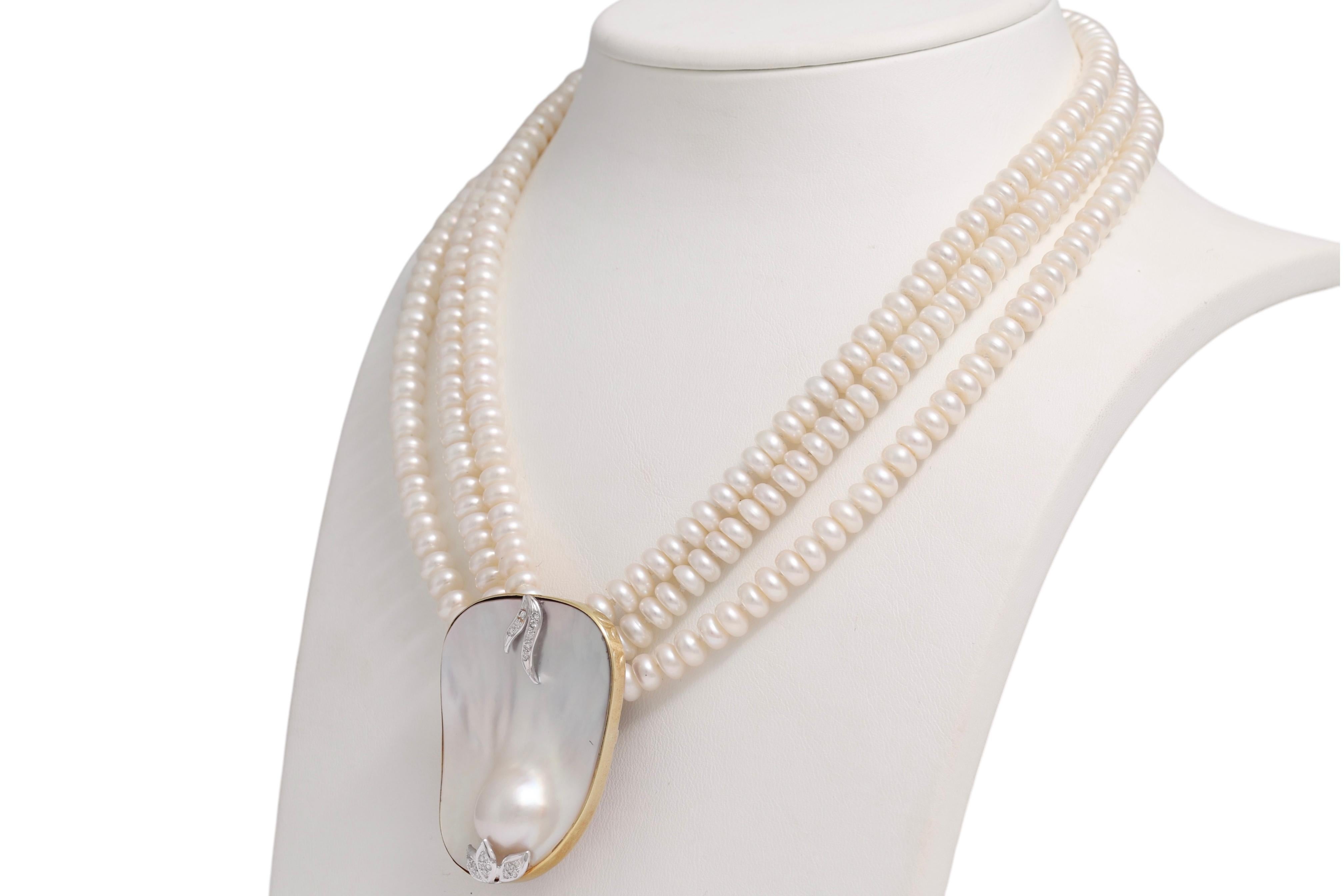 Moderne Collier/pendentif en or 18 carats à 3 rangs de perles, or et diamants, unique en son genre en vente