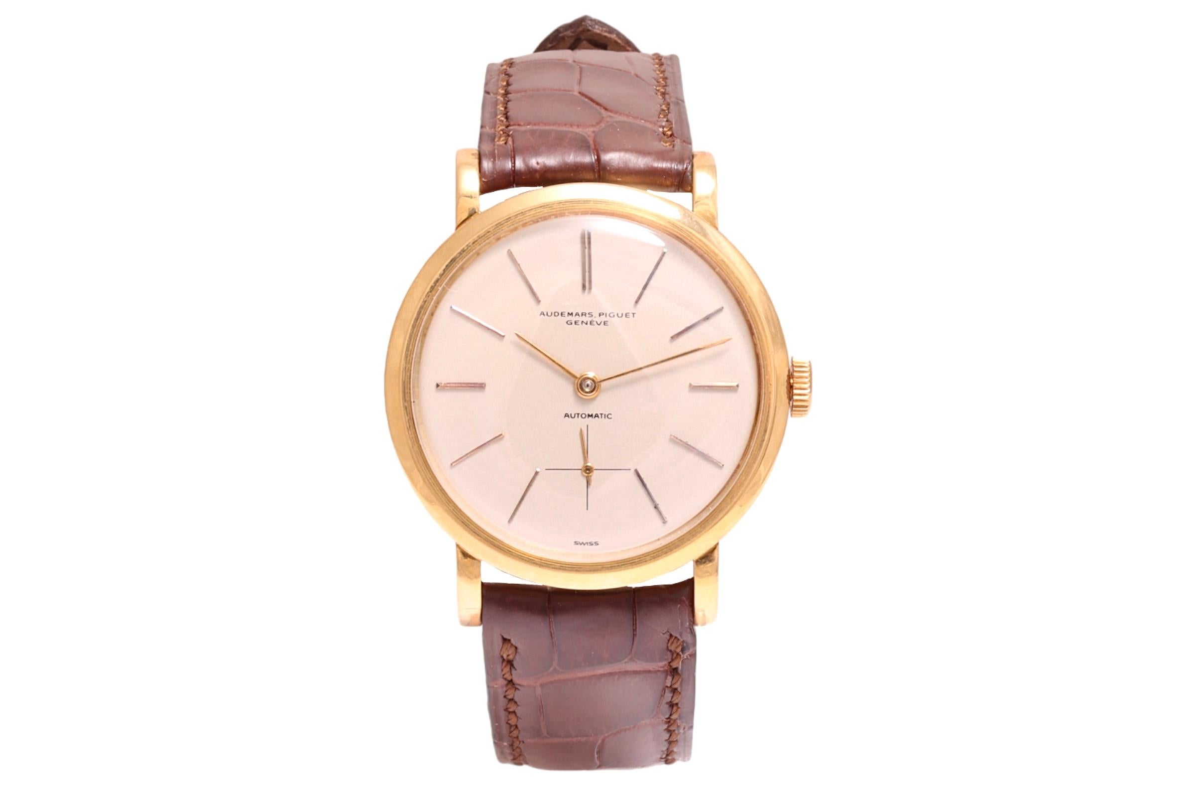 Collecctors and Rare Audemars Piguet vintage 18 kt yellow gold watch with Audemars Extract From The Archives & Audemars Box

Condition: In excellent condition

Movement: Automatic, Caliber K2070

Case: 18 kt yellow gold, Diameter 34 mm

Dial: Silver