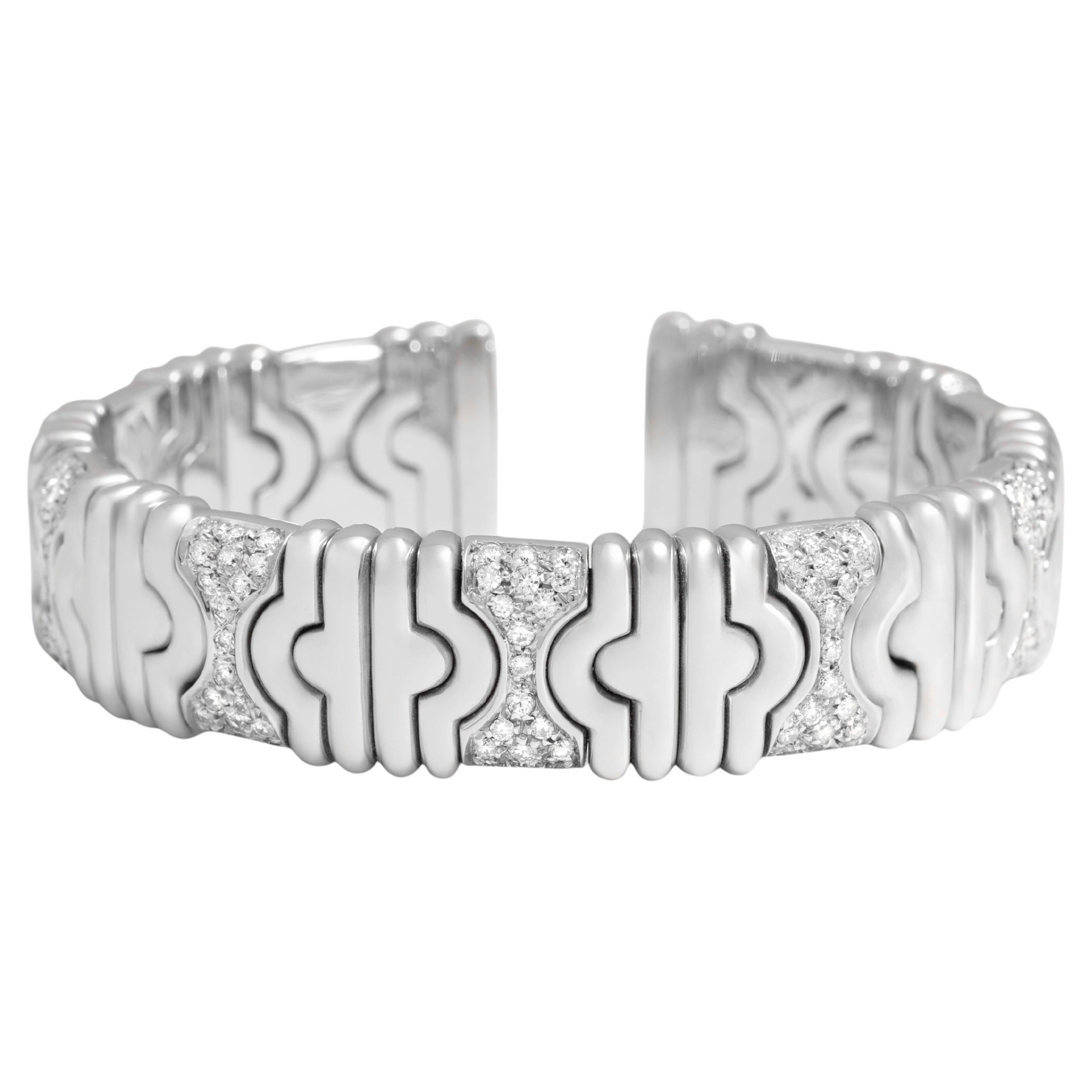 PULSERA ORO BLANCO CON DIAMANTES PIEZA ESPECIAL

MATERIAL: oro blanco de 18 kt y acero inoxidable en el interior

 TAMAÑO: 53 x 46,5 mm, se ajusta a una muñeca de 18 cm

 PESO: 46,7 dwt/ 2,565 oz/ 72,7 gramos
 
DIAMANTES: talla brillante ca. 1,9 cts.