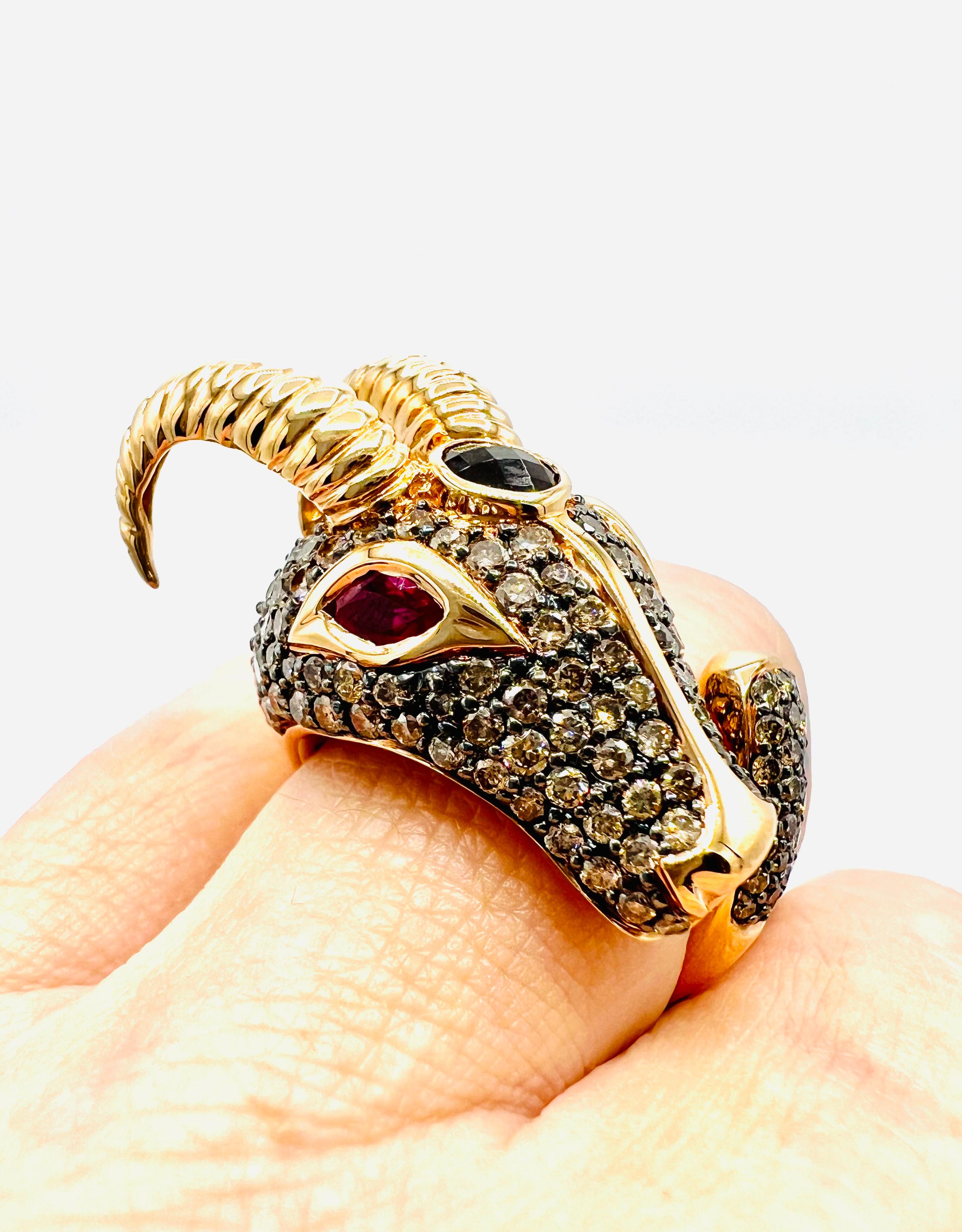 important ring, in the animal theme, representing a superb ram's head, set with a pavé of diamonds, two rubies and smoky quartz
total weight: 18.90 grams
Size: 54 or 6.3/4