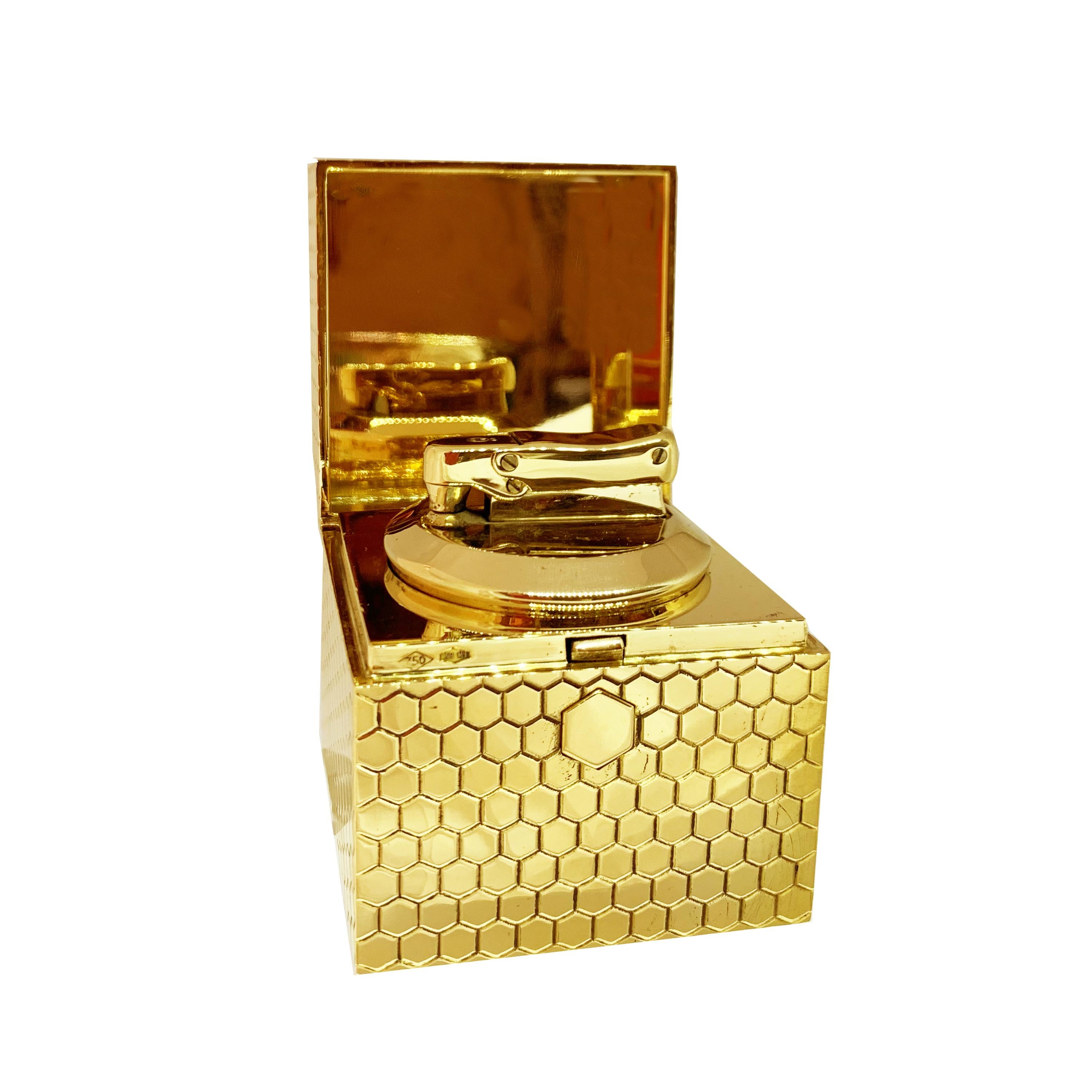 This magnificent 18 kt gold box with internal cigarette lighter, with a valuable hexagonal pattern, was handmade in Italy by skilled craftsmen. It belonged to one of the most important and beloved actors born in Rome, Alberto Sordi... a precious