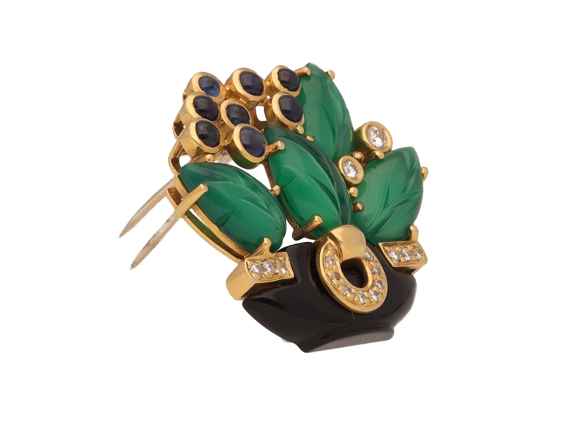 18 kt. yellow gold with diamonds, onyx, sapphires and carved Chrysophrases by Cartier.
This amazing brooch is from 1989 circa and has a typical bouquet de fleurs shape, one of the most iconic design by Cartier.
Made in France.