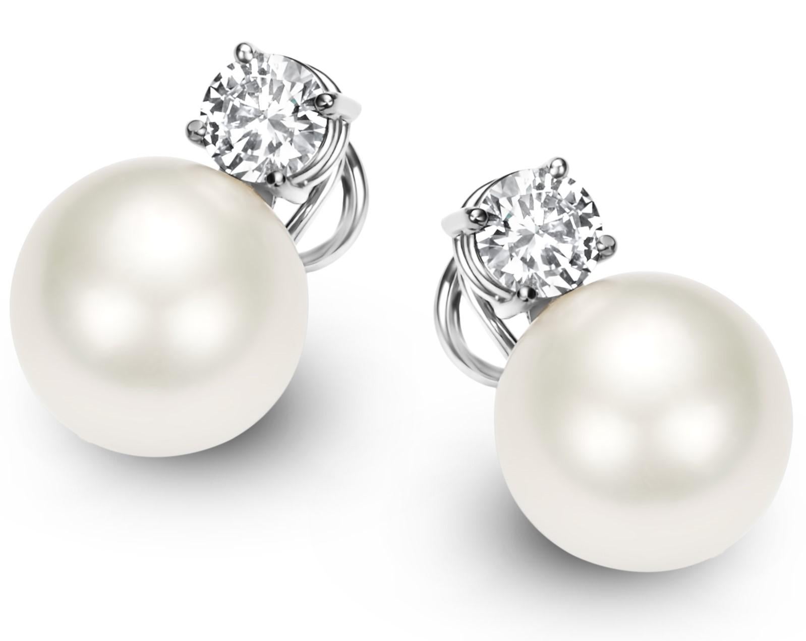 18 Kt. White Gold Earrings, South Sea Pearls & 2*0.9Ct Diamonds

Diamonds: Brilliant cut diamonds, 2 * 0.9 ct. diamonds, together 1.8 ct.

Pearl: 2 South sea pearls, diameter 14.9 mm

Material: 18 kt. White gold

Measurements: 21.6 mm x 14.9 mm x 23