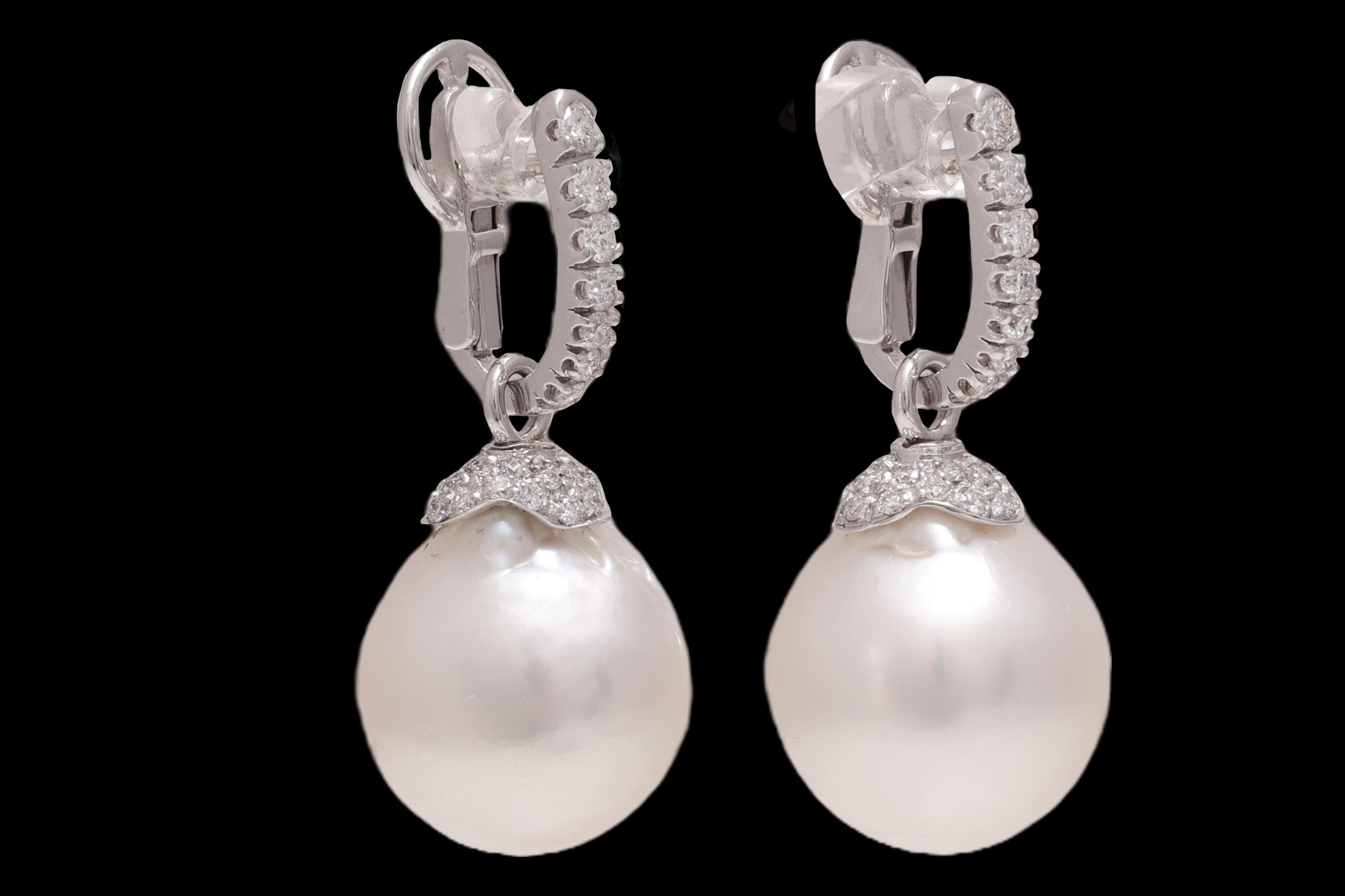 Gorgeous 18 kt. Gold Earrings With Beautiful Pearls and 0.92 ct. Diamonds

Diamonds: Brilliant cut diamonds together approx. 0.92 ct. G SI

Pearls: South sea pearl, measurements pearl 16 mm x 14.60 mm

Material: 18 kt. white gold

Measurements: