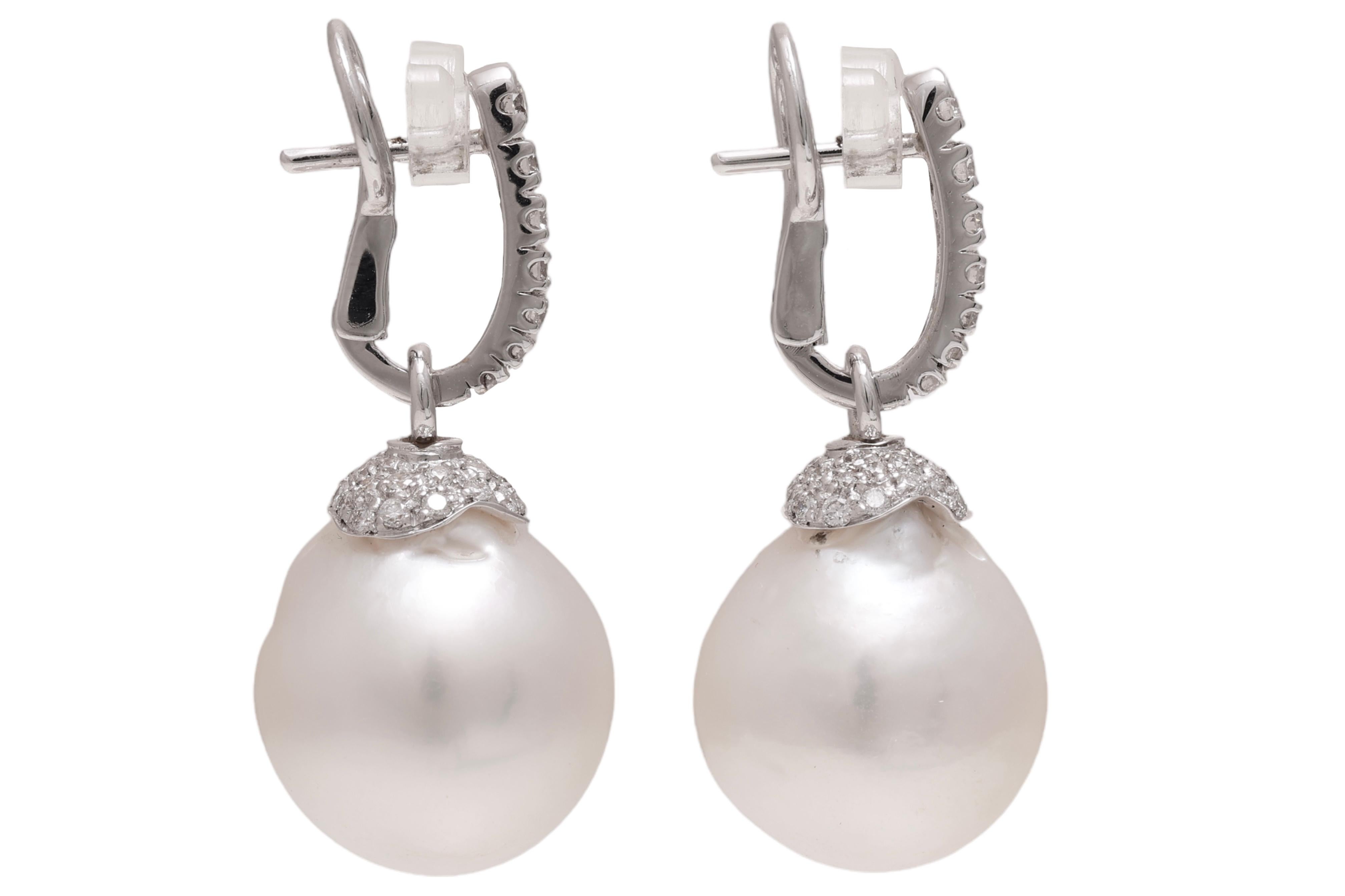 Brilliant Cut 18 kt. Gold Earrings With Beautiful Pearls and 0.92 ct. Diamonds For Sale