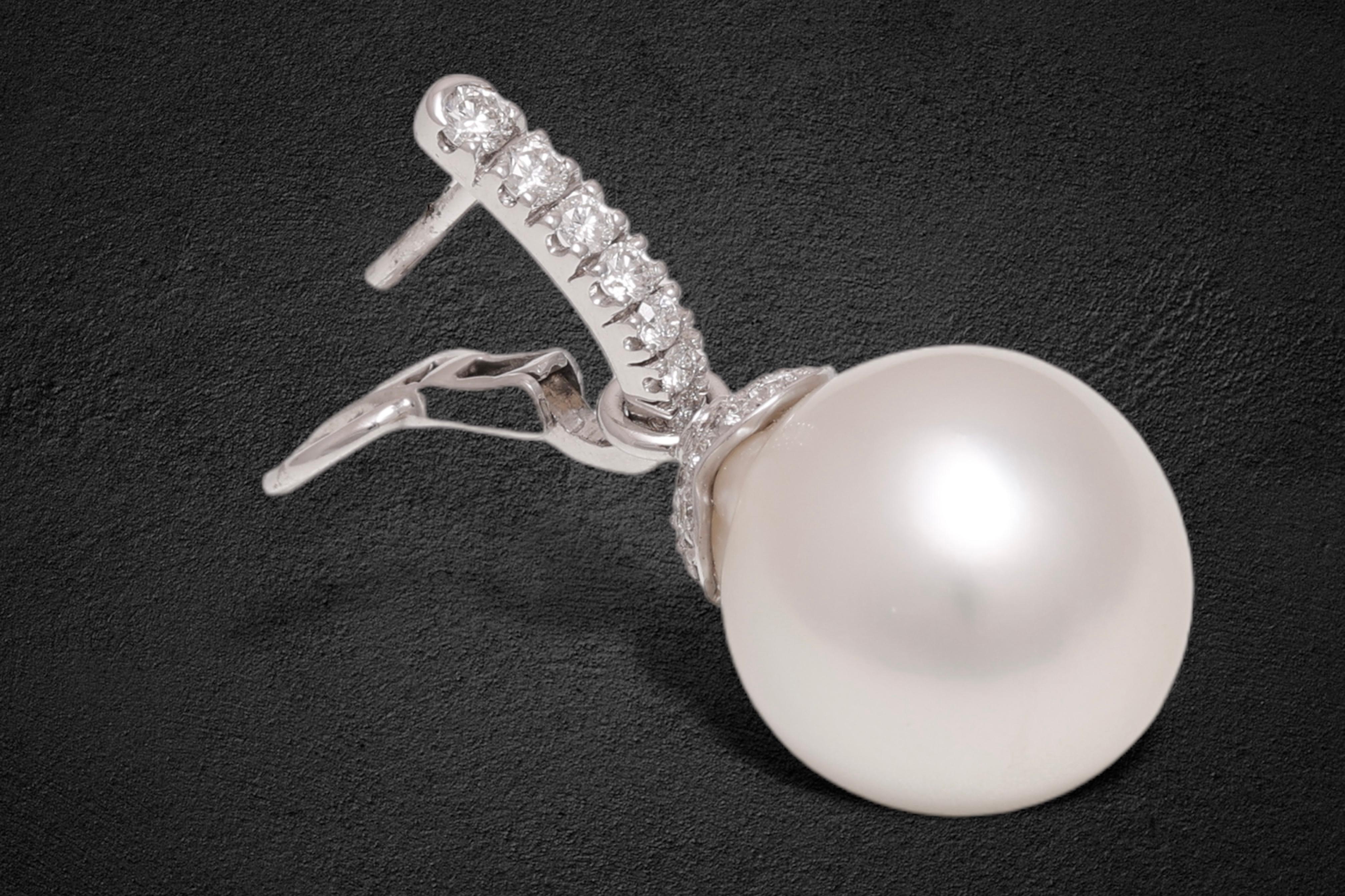 18 kt. Gold Earrings With Beautiful Pearls and 0.92 ct. Diamonds In New Condition For Sale In Antwerp, BE