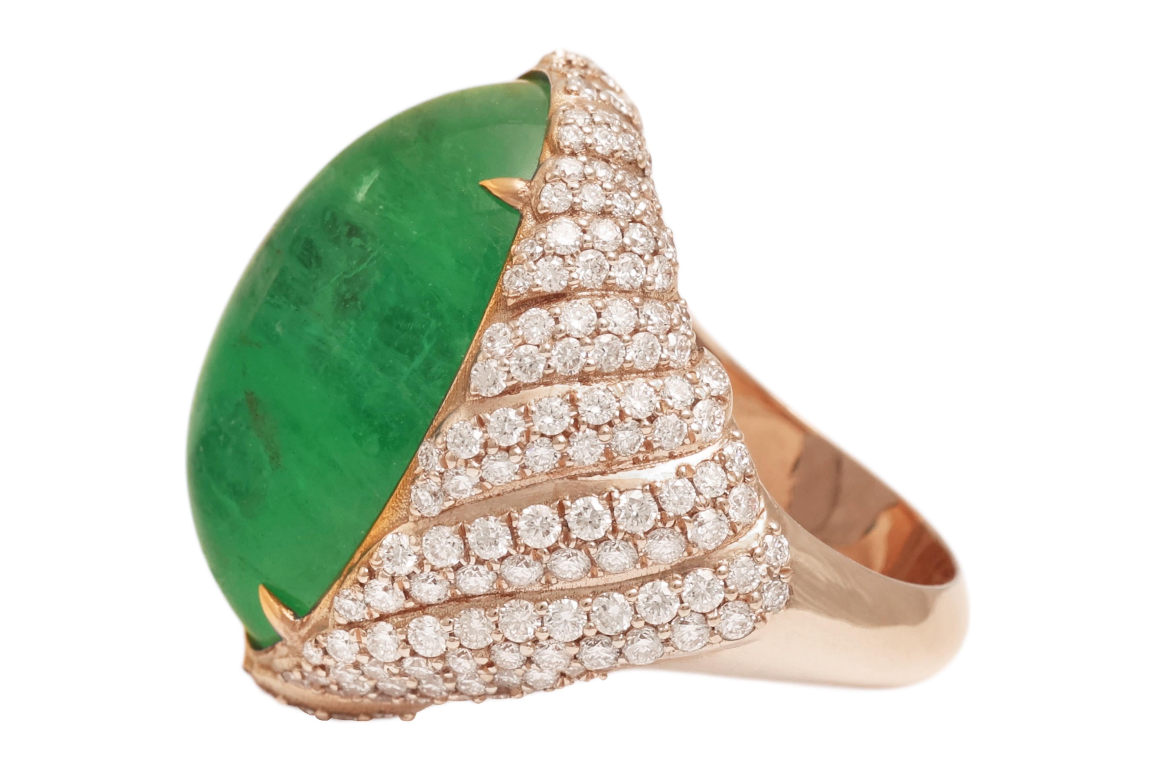 18 Kt Gold, Smaragd 24 Karat Cabochon & 3 Karat Diamant Ring im Zustand „Neu“ im Angebot in Antwerp, BE