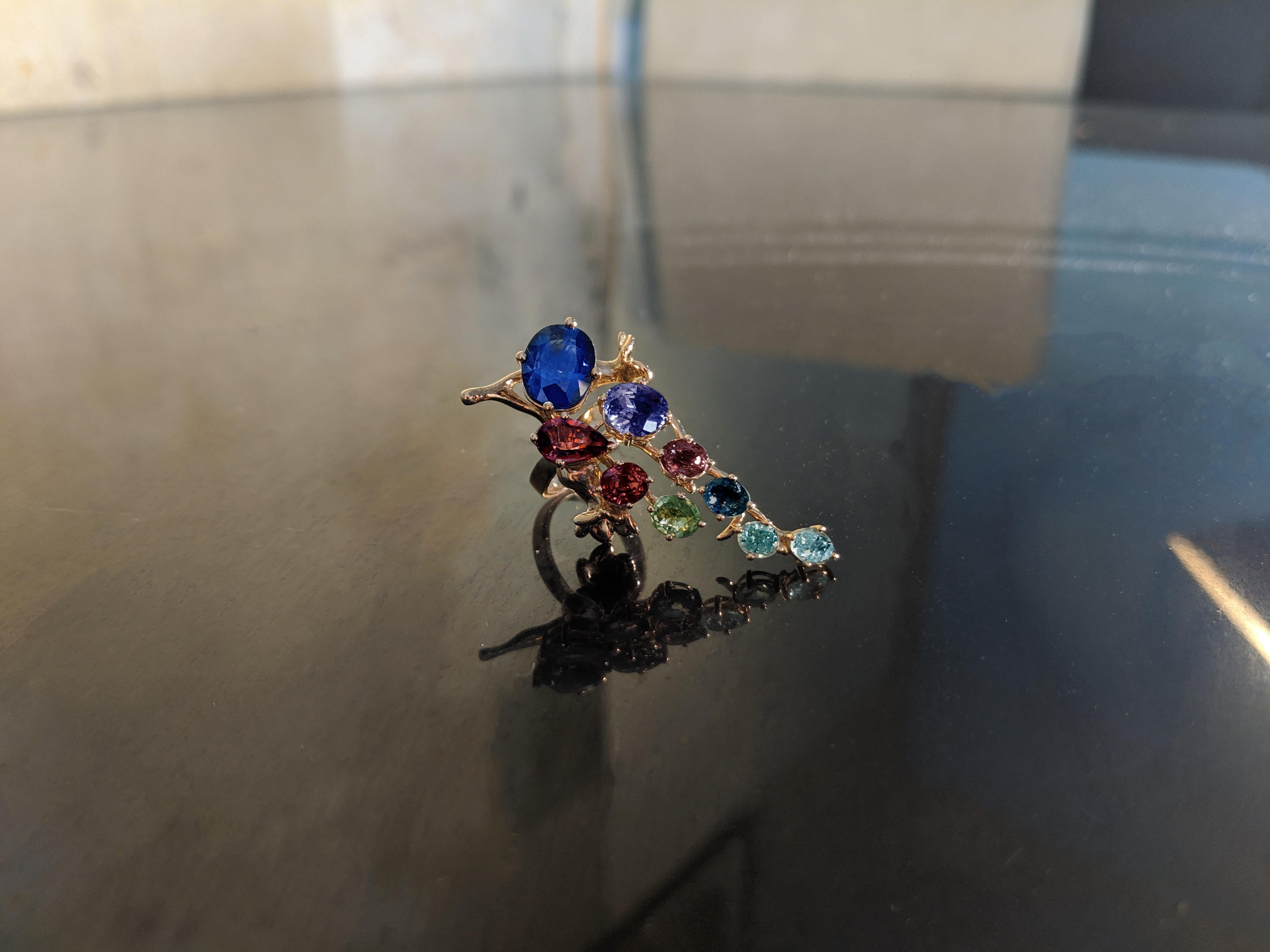 Yellow Gold Cocktail Ring with Four Carats Certified Vivid Blue Sapphire In New Condition For Sale In Berlin, DE