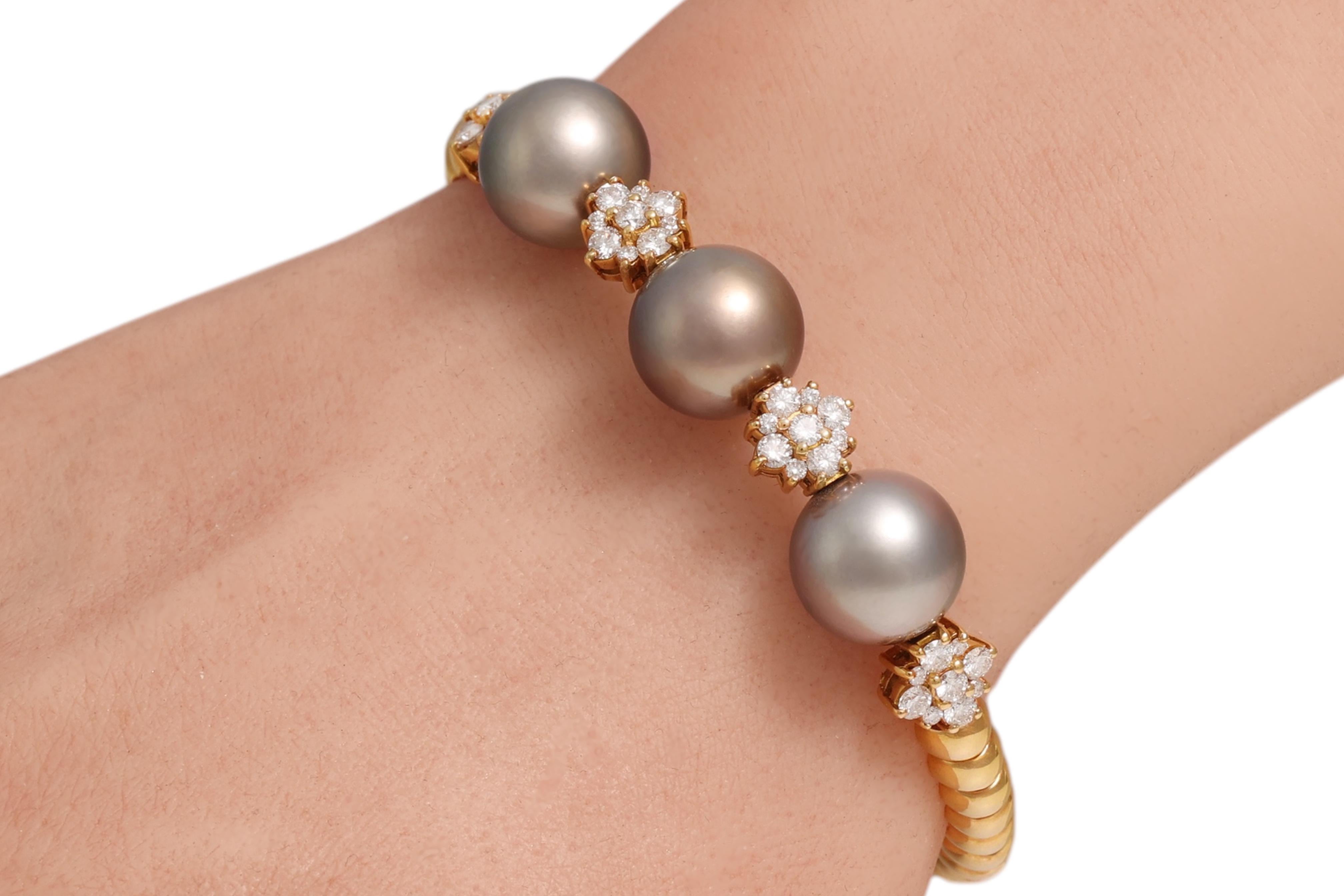 18 Kt Gold Flexible Bangle Bracelet Tahiti Pearls & Diamonds For Sale 6
