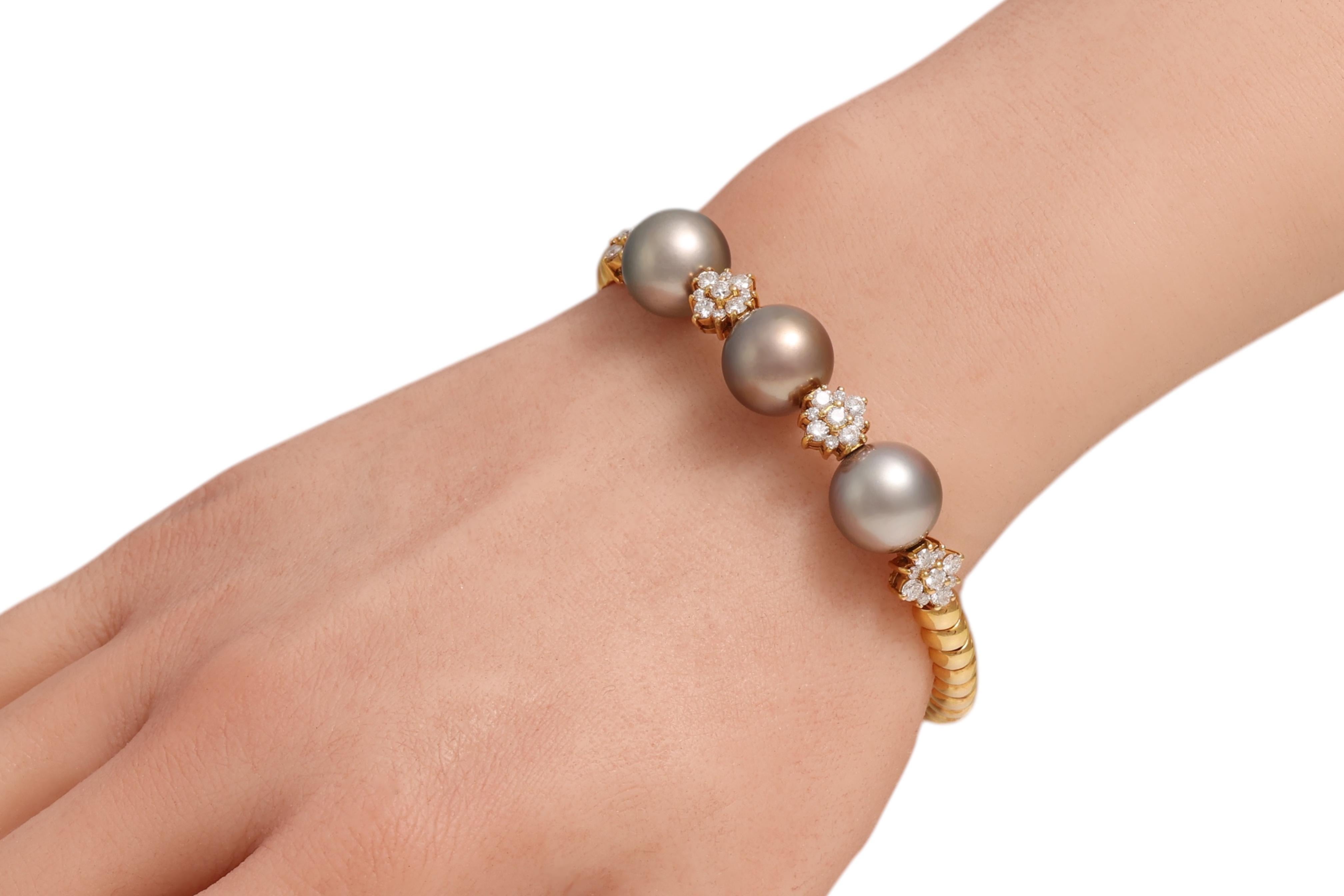 18 Kt Gold Flexible Bangle Bracelet Tahiti Pearls & Diamonds For Sale 7
