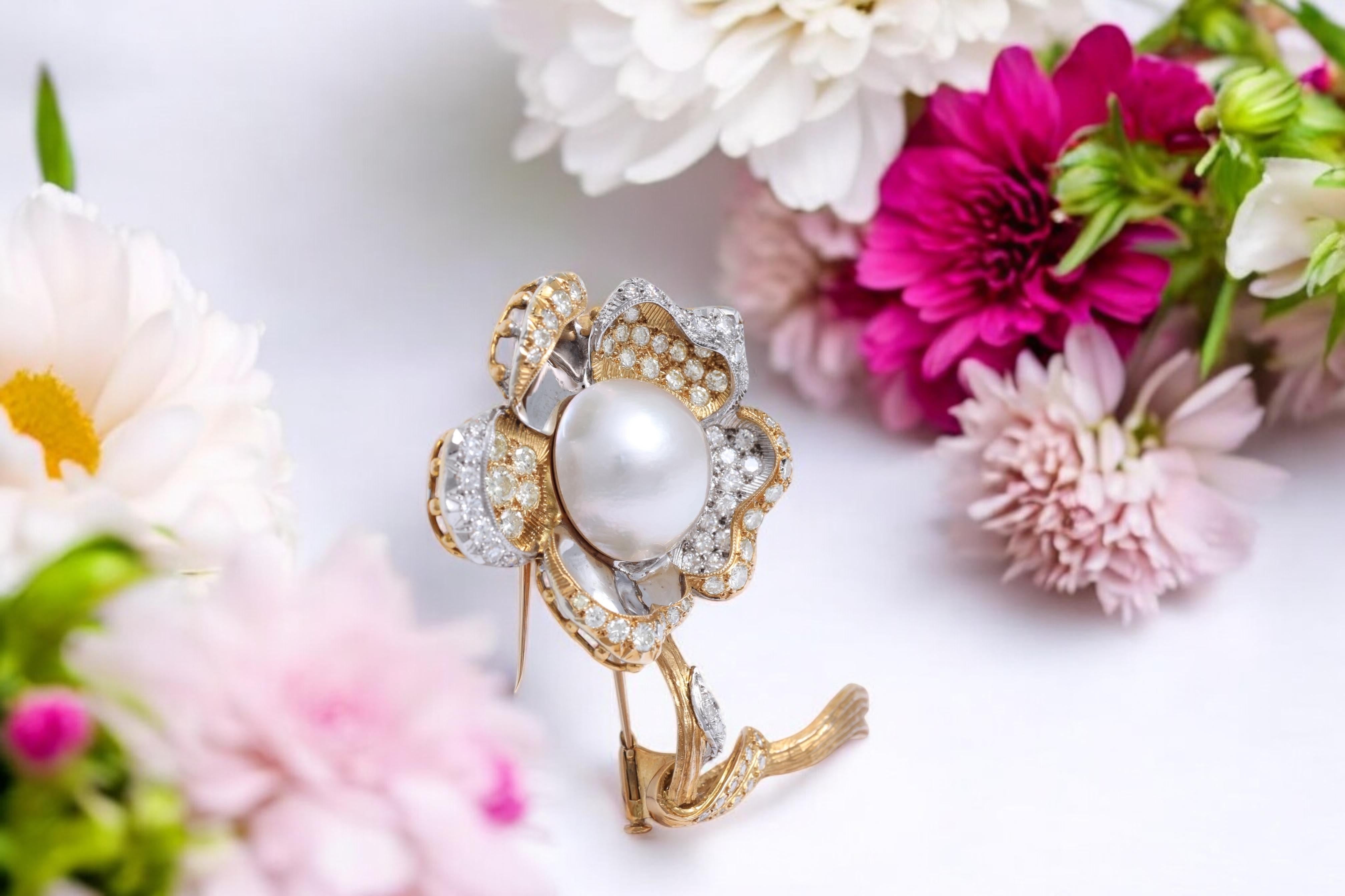 18 Kt Gold Flower Brooch with Big Pearl 16.5 mm, Daou Design, Estate Sultan Oman For Sale 4