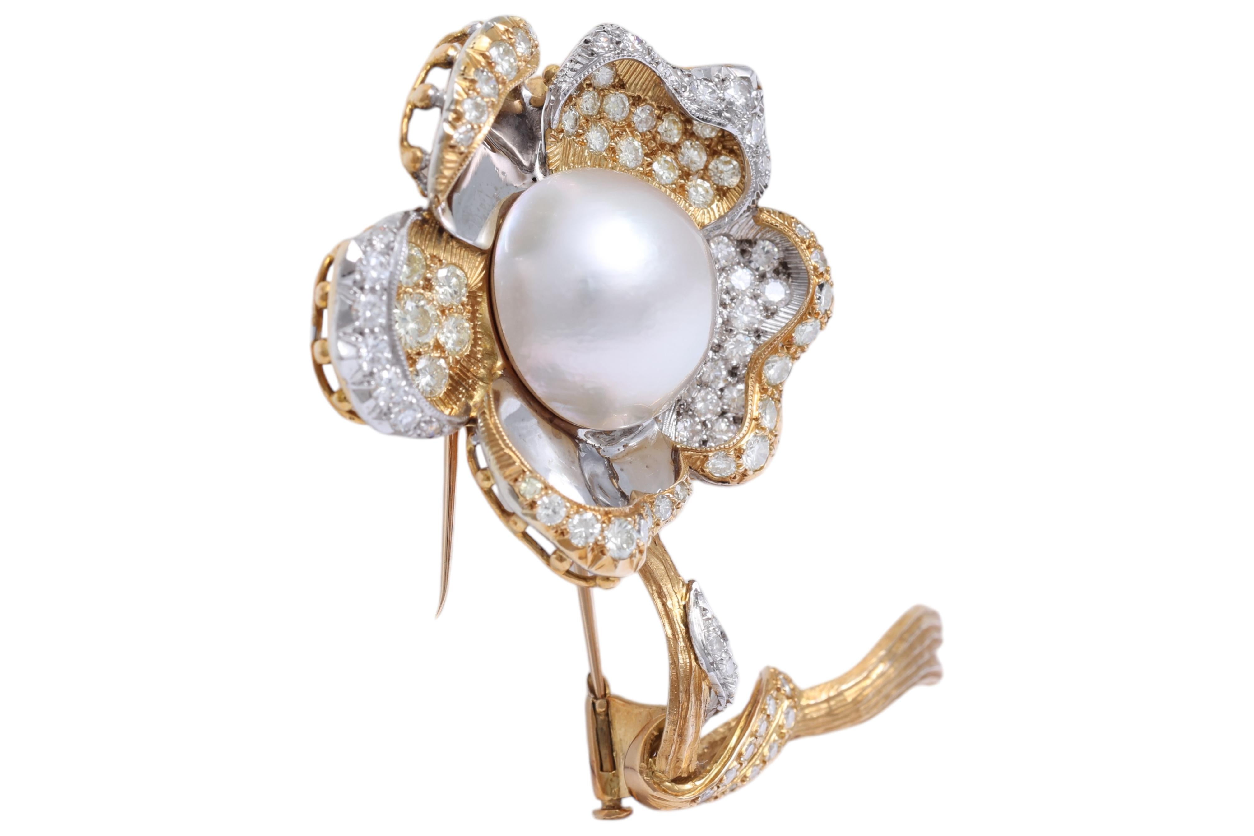 18 Kt Gold Flower Brooch with Big Pearl 16.5 mm, Daou Design, Estate Sultan of Oman Qaboos Bin Said

Size : Total length 62.5 mm , diameter flower 36mm /38.8 mm 

Diamonds : Ca. 4,05 Carats

Daou jewellery creates luminous jewels which blur the