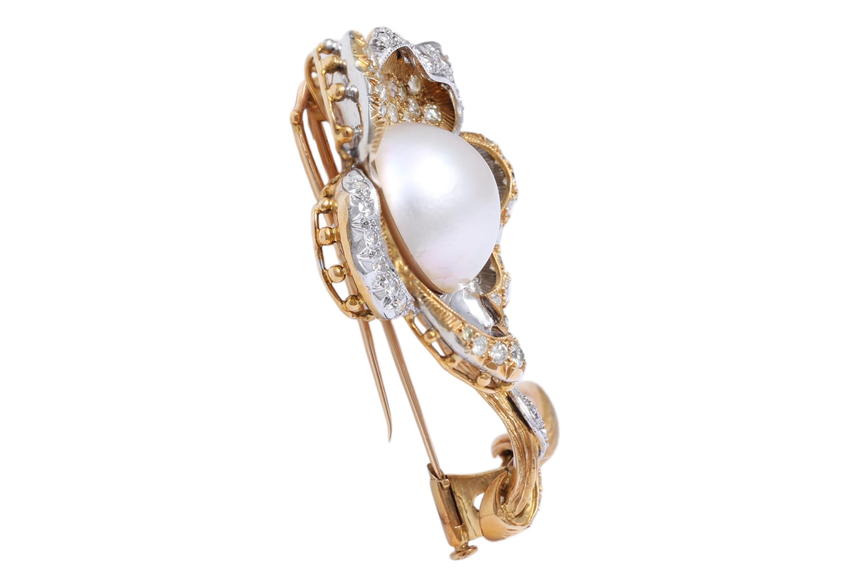 Artisan 18 Kt Gold Flower Brooch with Big Pearl 16.5 mm, Daou Design, Estate Sultan Oman For Sale
